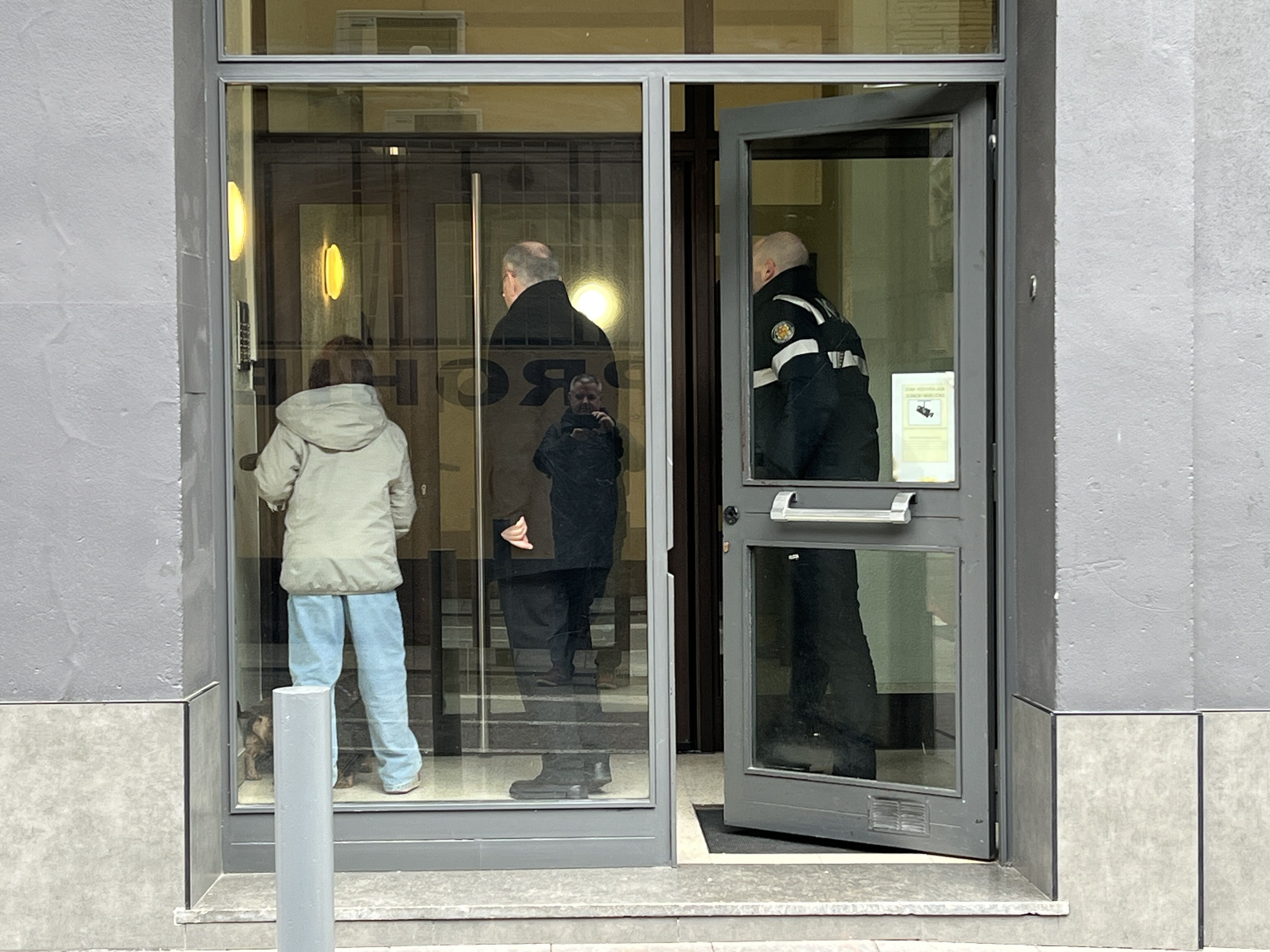 L'advocat dels germans accedint a l'edifici acompanyat de la policia. L'advocat dels germans accedint a l'edifici acompanyat de la policia.