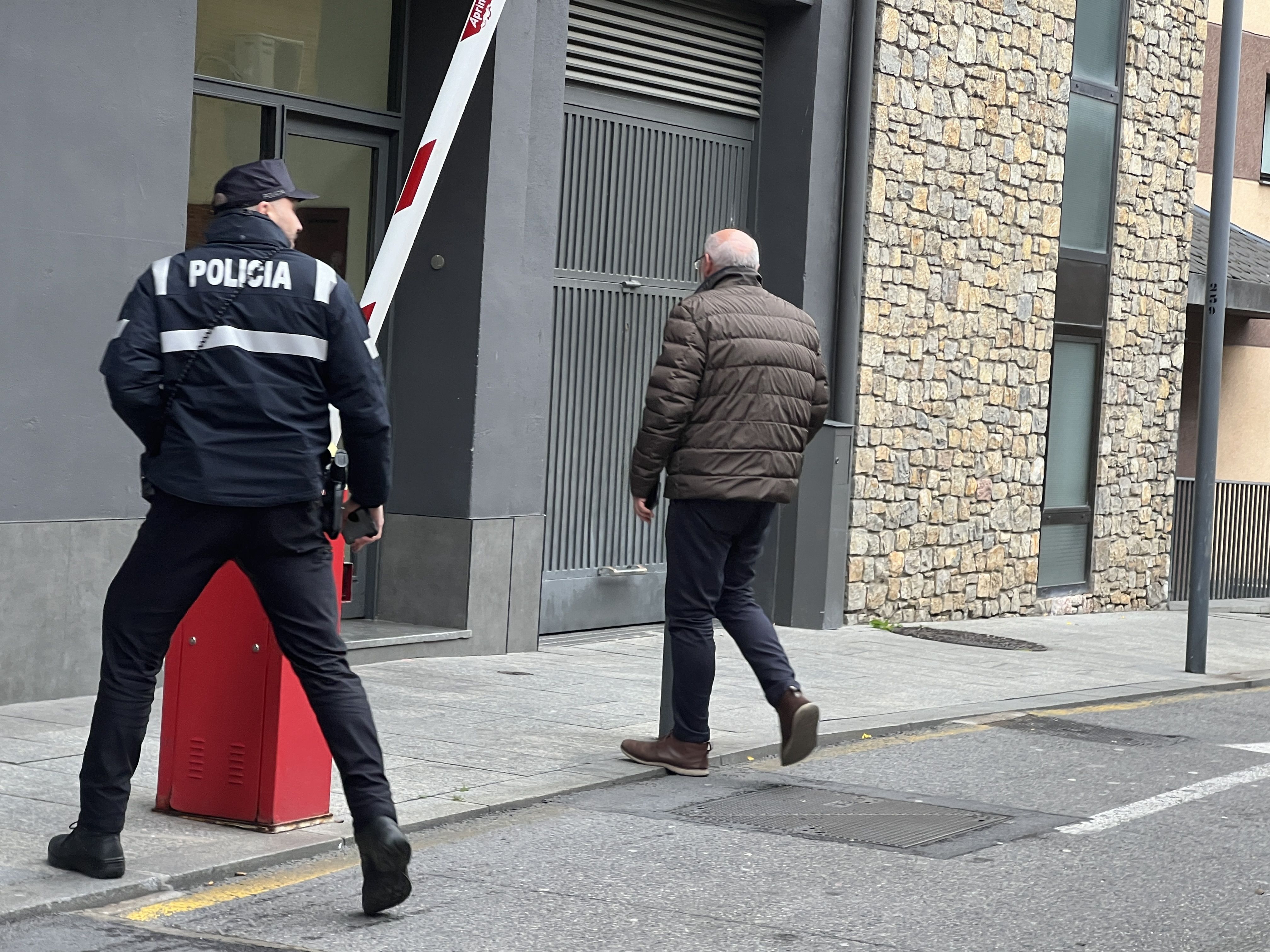 El director d'Afers Socials arriba a lloc. El director d'Afers Socials arriba a lloc.