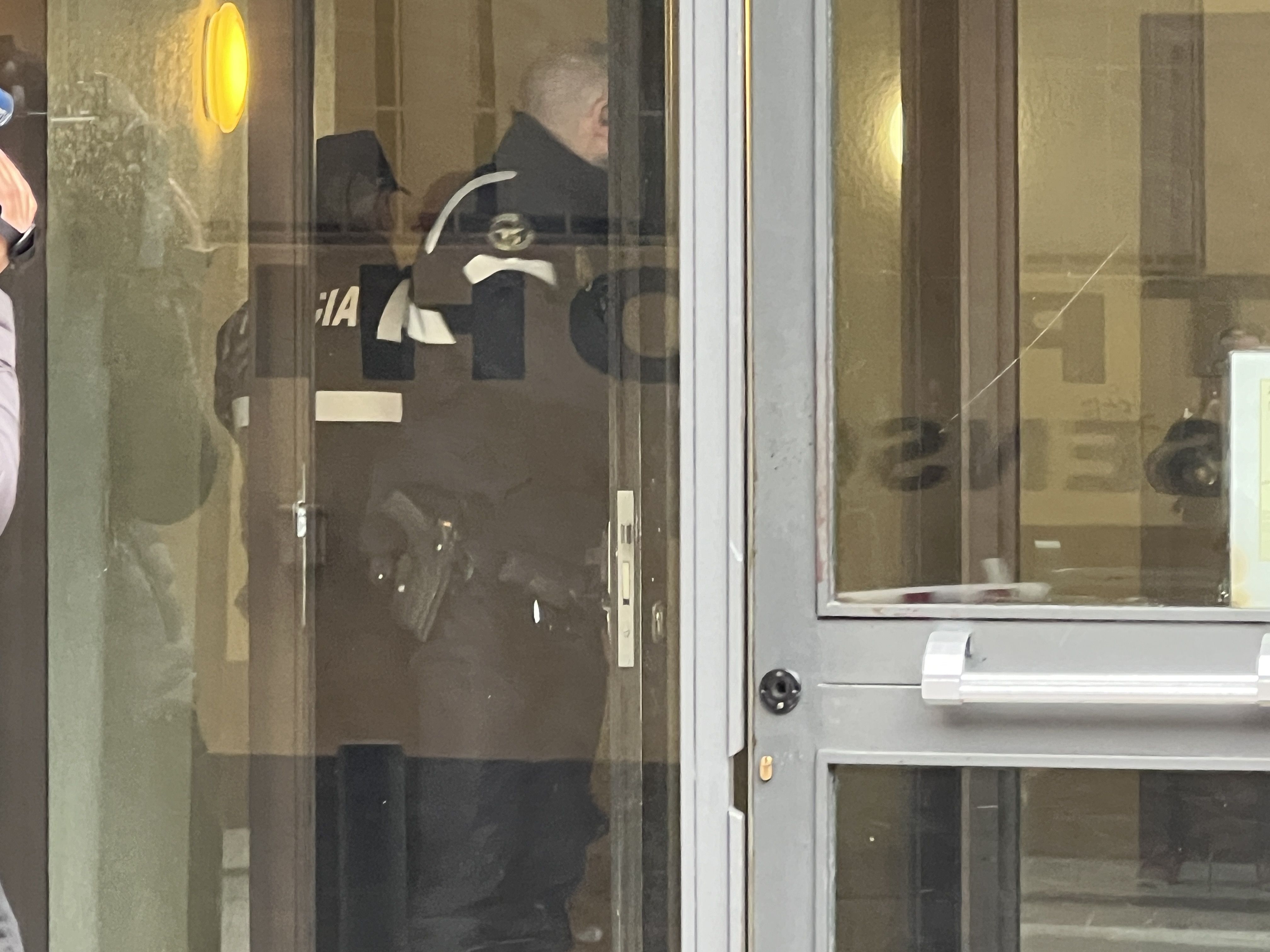 Els funcionaris de policia custudiant l'operativa. Els funcionaris de policia custudiant l'operativa.