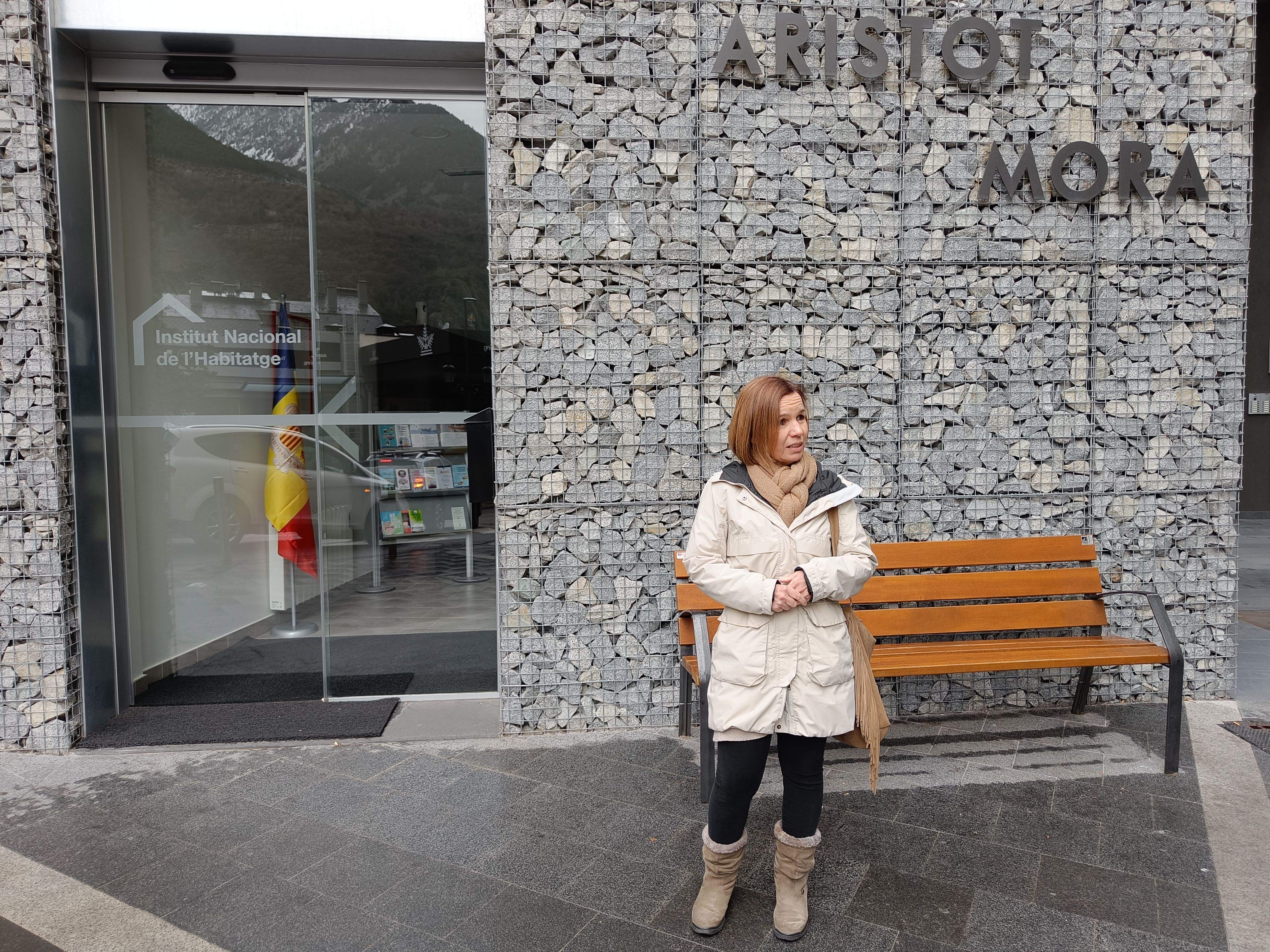 Marta Pujol davant de la seu de l'Institut Nacional de l'Habitatge.