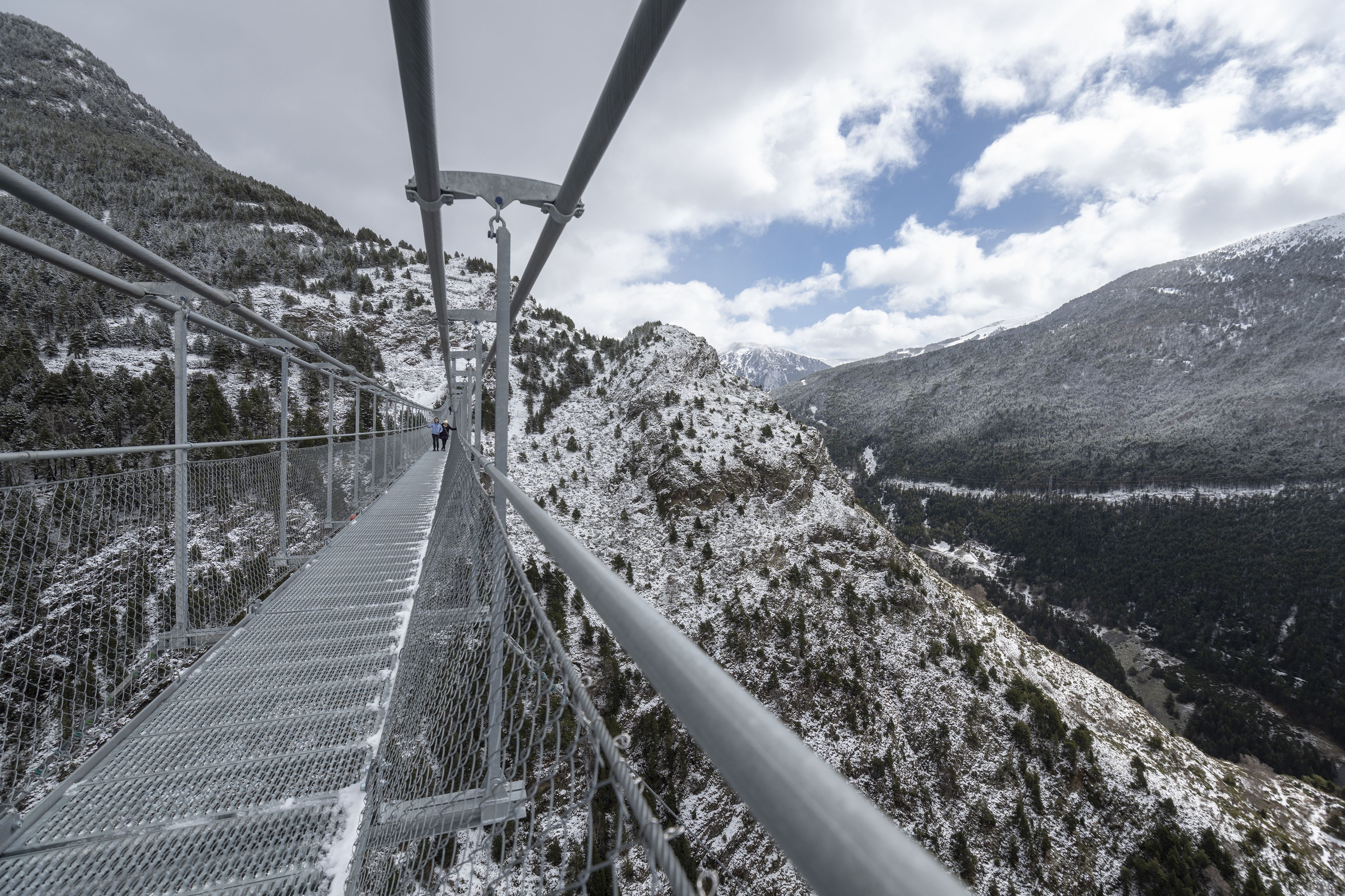L'estructura es movia amb el fort vent. L'estructura es movia amb el fort vent.