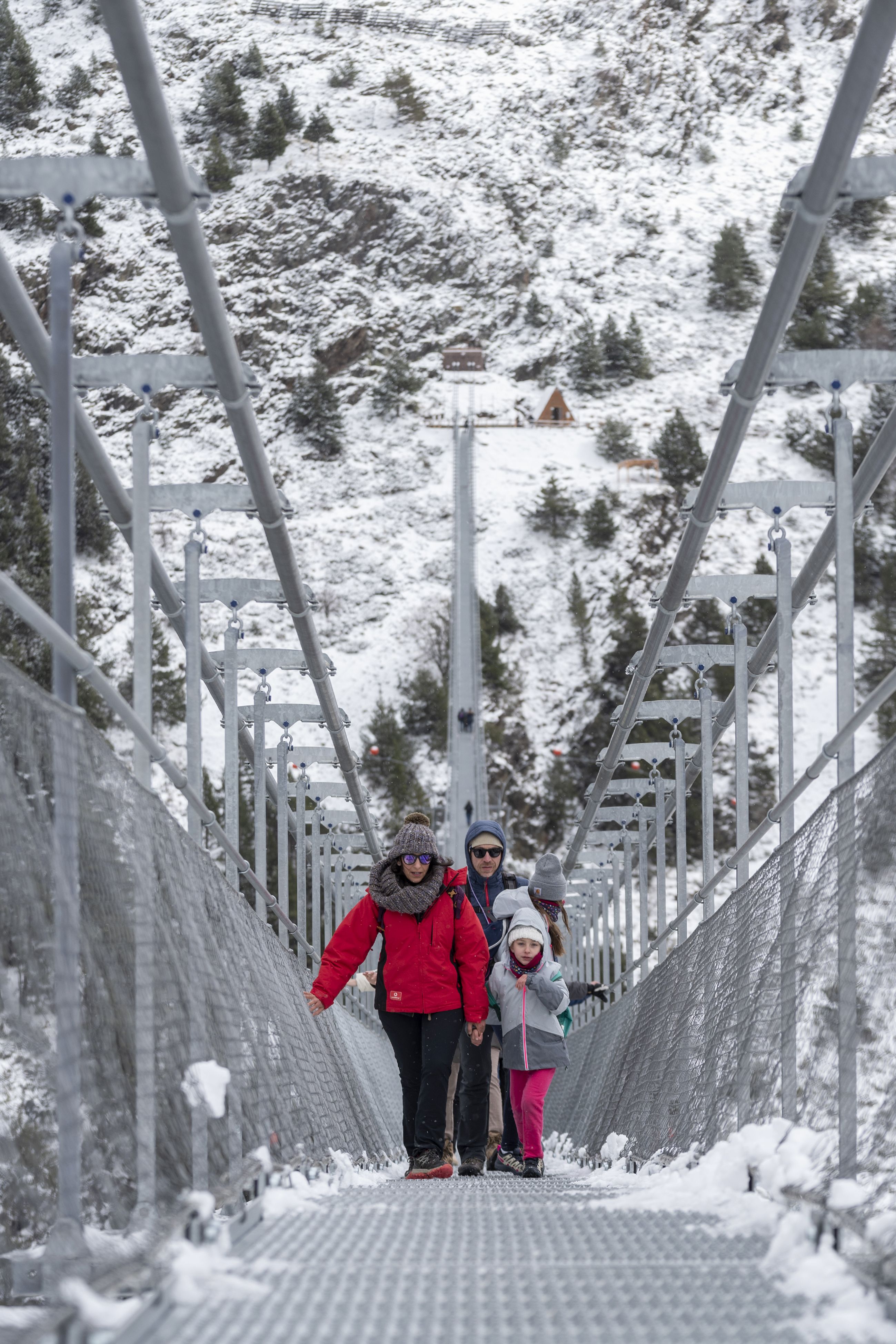 Un grup de turistes travessant el pont. Un grup de turistes travessant el pont.
