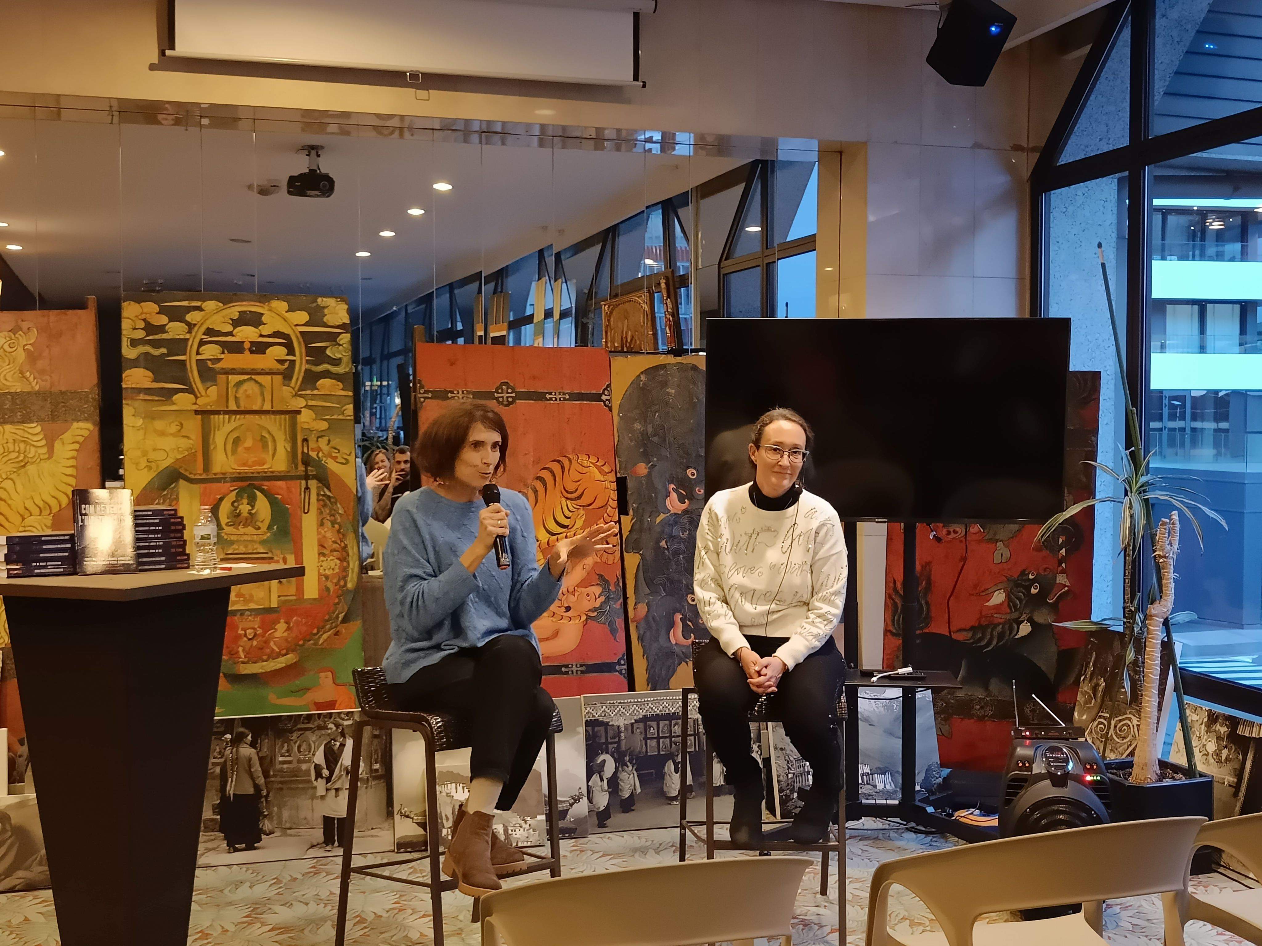 Montse Reus, a la dreta de la imatge, durant la presentació del seu llibre.