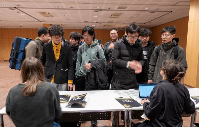 Rebuda d'alguns concursants xinesos a l'entrada del Centre de Congressos. Rebuda d'alguns concursants xinesos a l'entrada del Centre de Congressos.