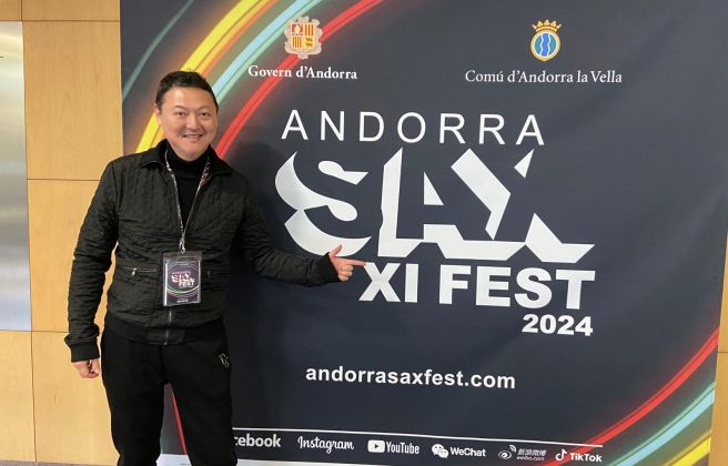 El mestre Zhang, amb el cartell d'aquesta nova edició de l'Andorra Sax Fest.