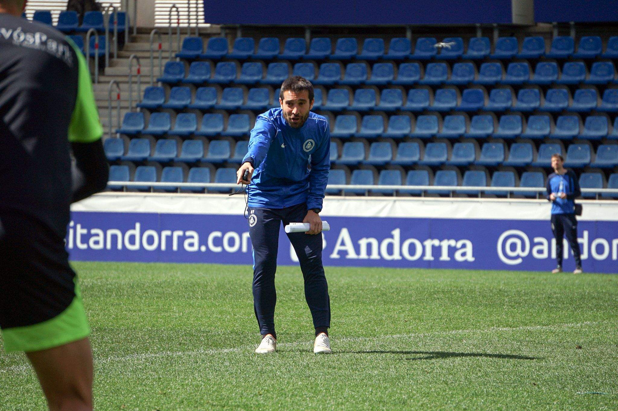 El preparador físic Aitor Yeto, en una de les sessions d'aquesta setmana. La portaveu del Sindicat, Rebeca Bonache.