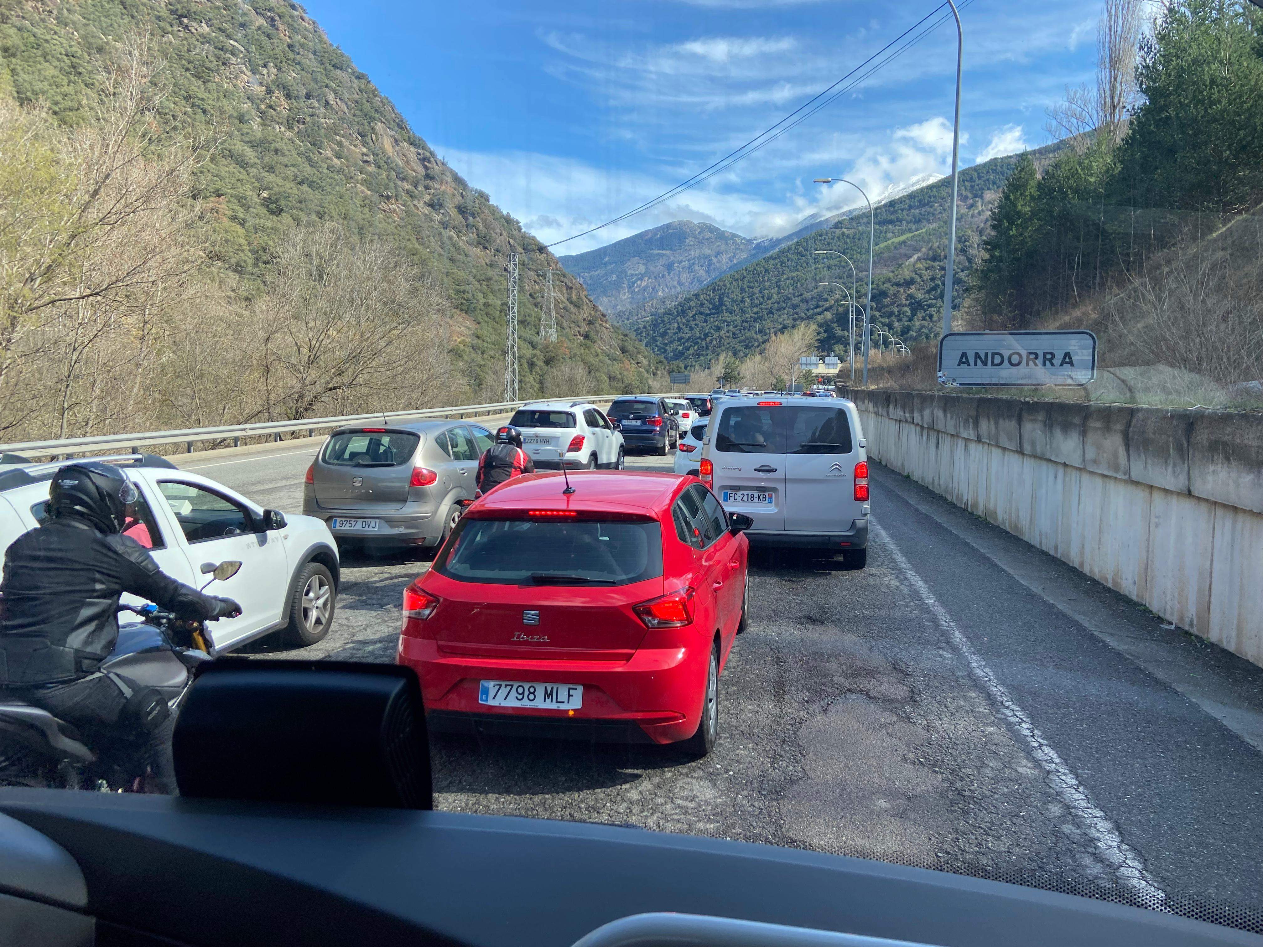 Retencions d'entrada, amb l'N-145 força plena.