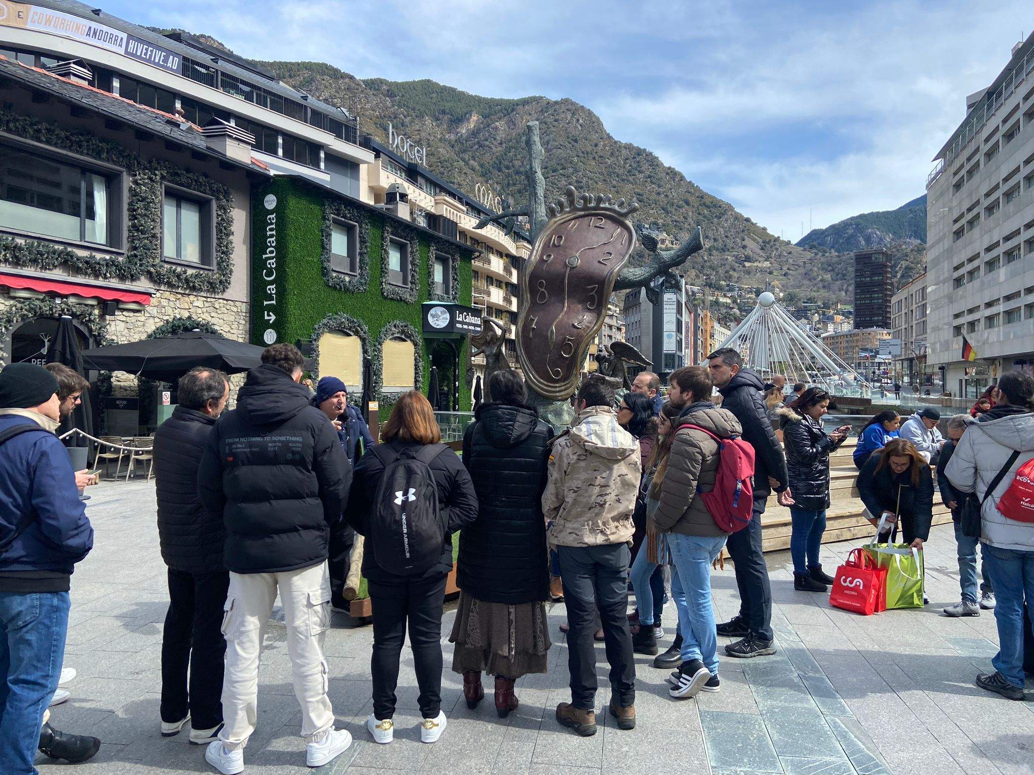 Un guia turístic explicant les particularitats d'Andorra als seus oients. La portaveu del Sindicat, Rebeca Bonache.