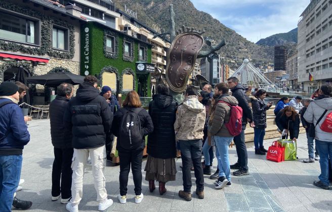 Un guia turístic explicant les particularitats d'Andorra als seus oients.