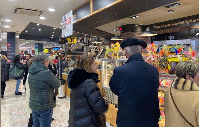Cua per encarregar mones i pastissos de Pasqua al CCA.