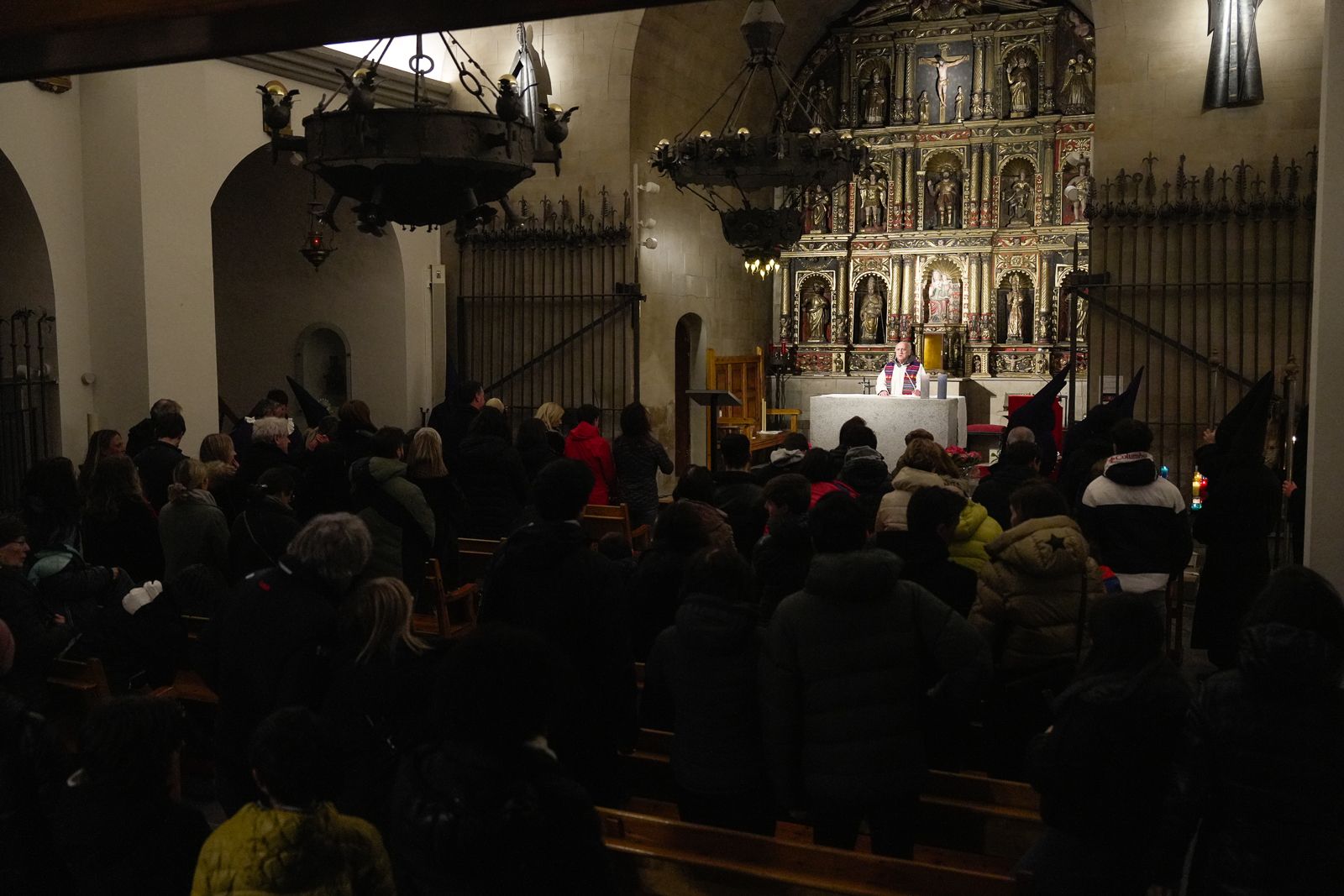 Missa després de la processó del silenci el Divendres Sant.
