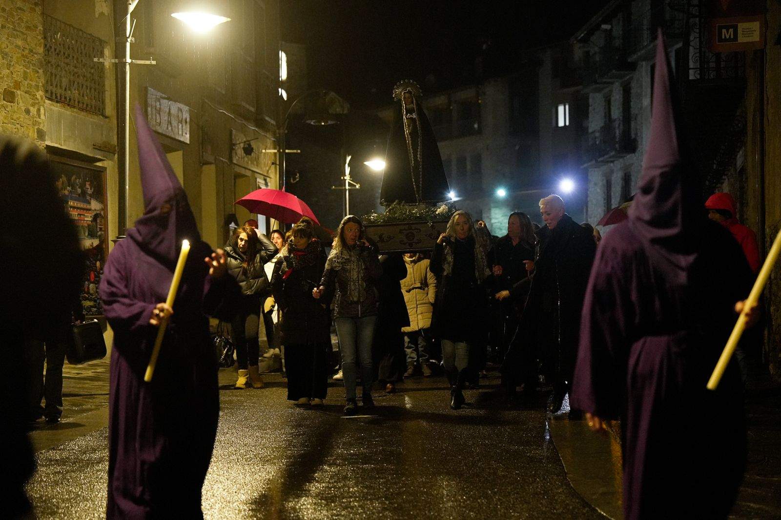 La cònsol i la subsíndica porten la Dolorosa.