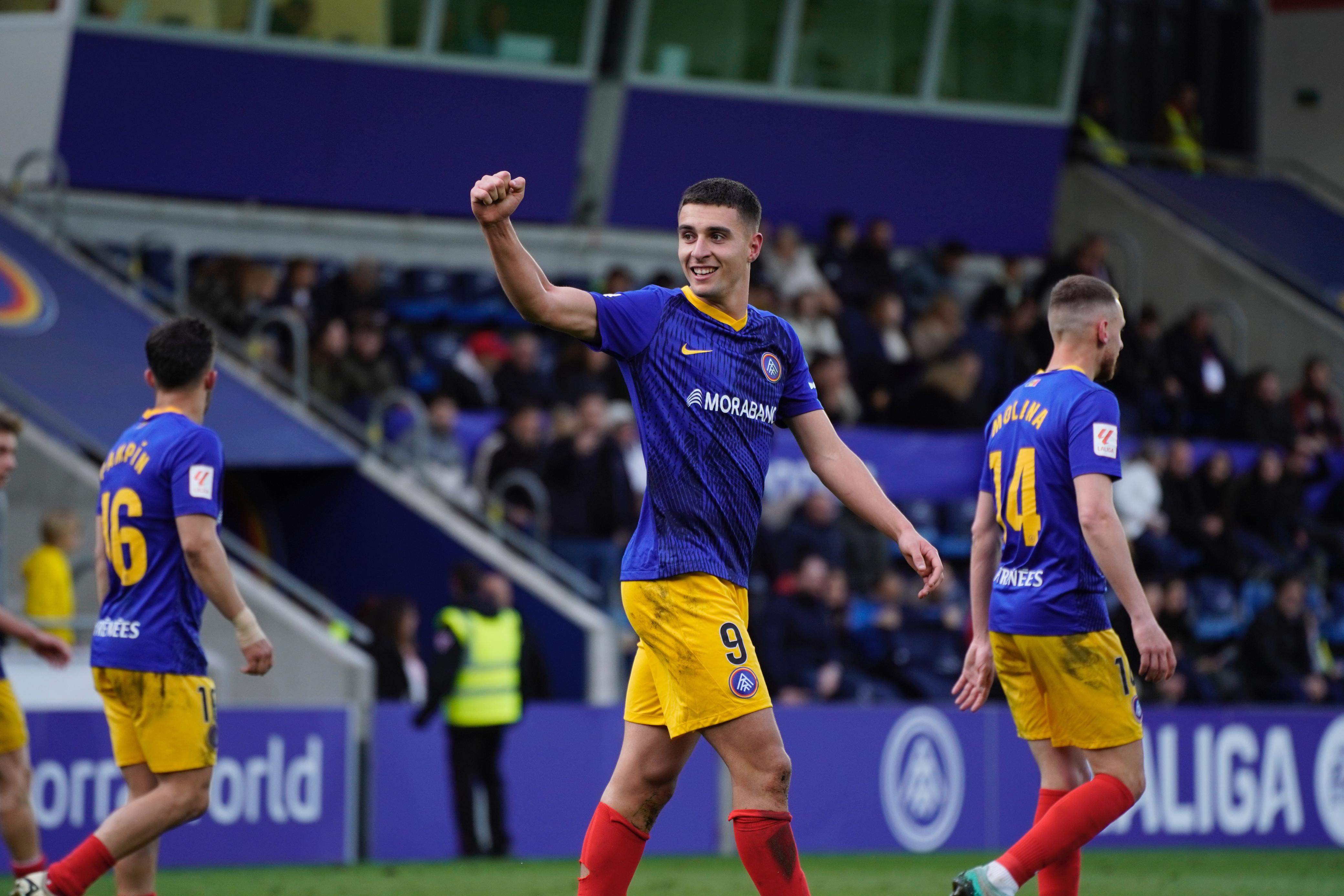 Jon Karrikaburu celebrant el gol de la victòria.