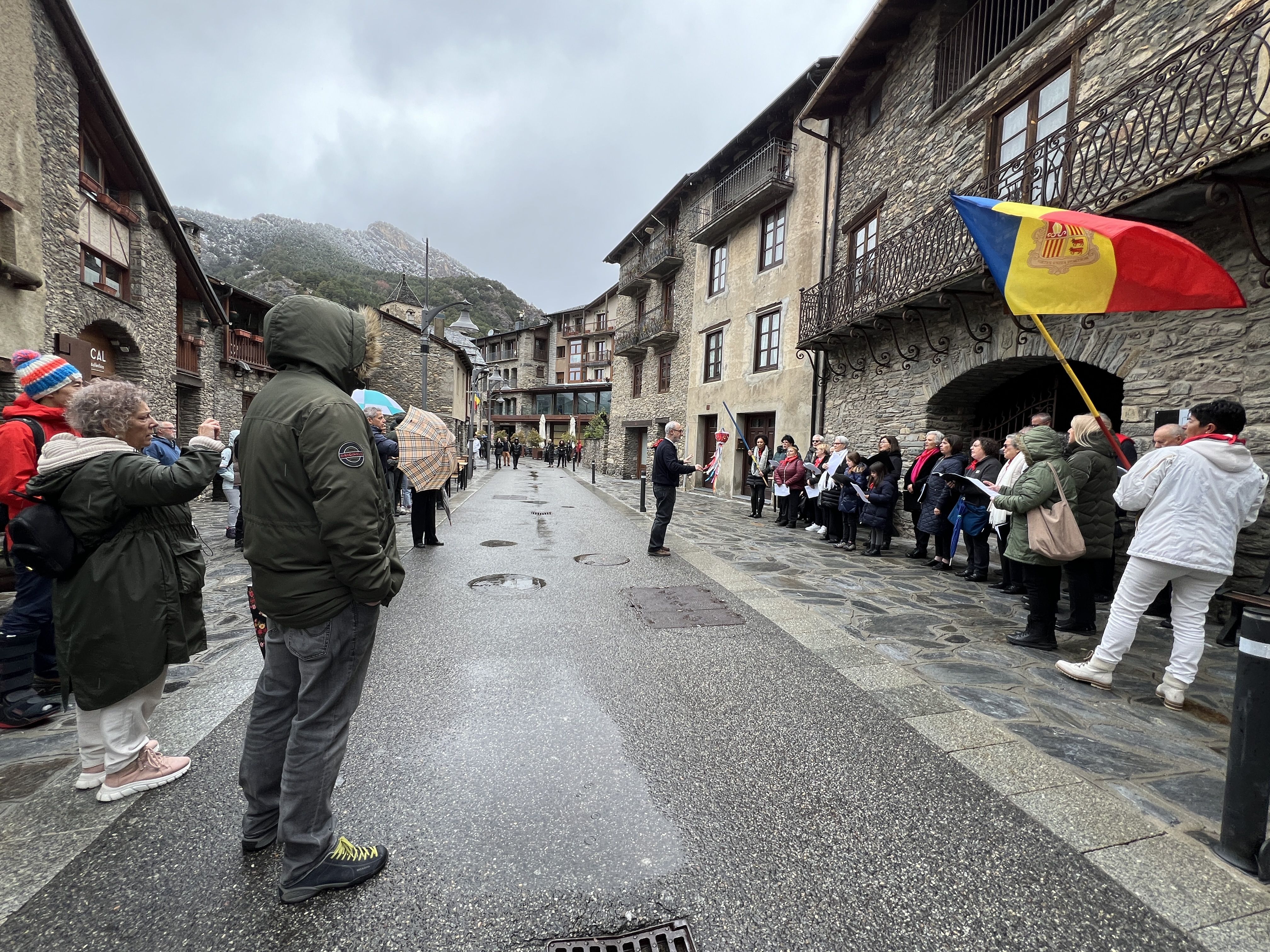 LA CORAL DESAFIANT LA PLUJA DAVANT LA CASA MUSEU D'ARENY PLANDOLIT. LA CORAL DESAFIANT LA PLUJA DAVANT LA CASA MUSEU D'ARENY PLANDOLIT.