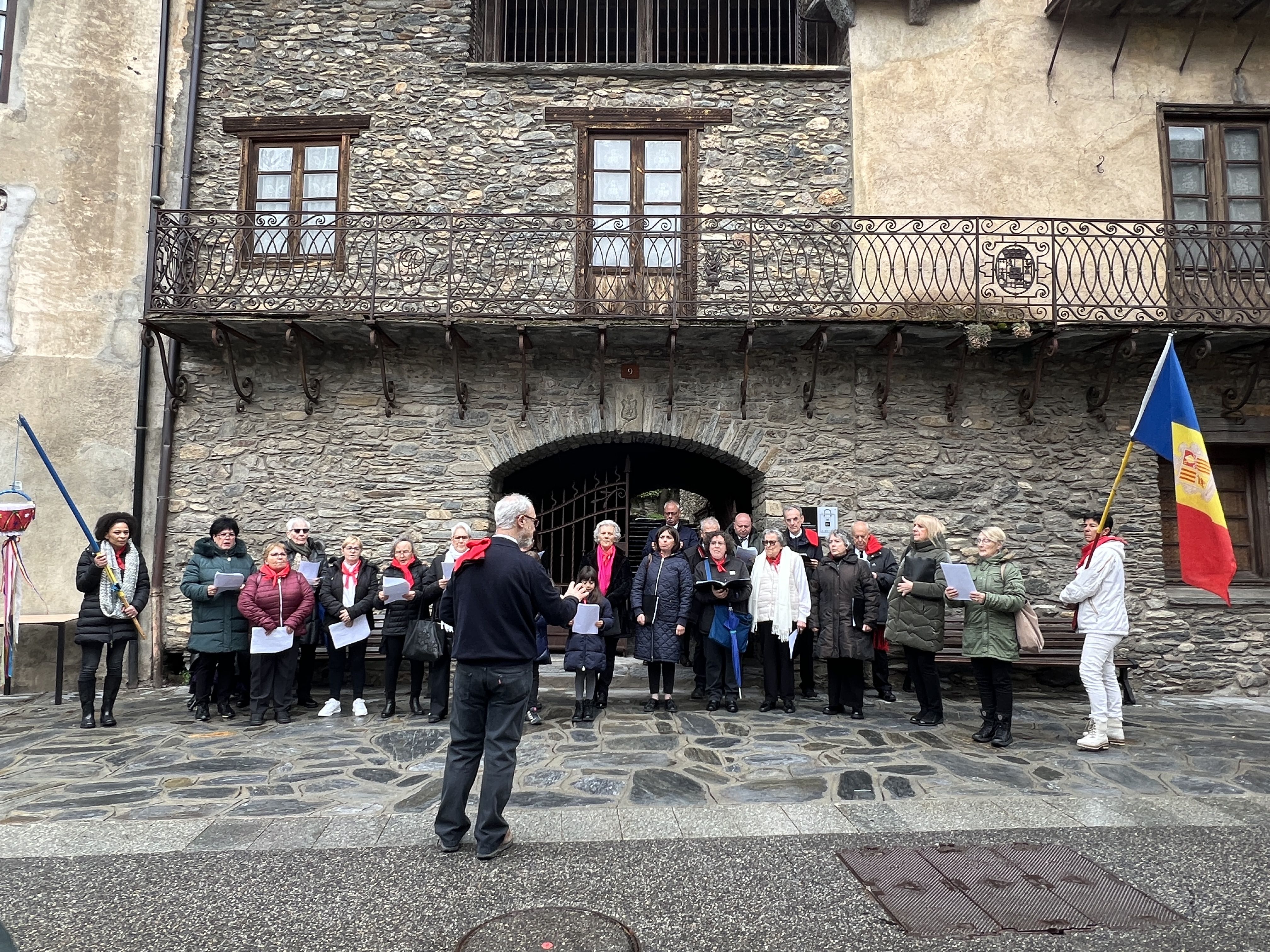 LA CORAL DESAFIANT LA PLUJA DAVANT LA CASA MUSEU D'ARENY PLANDOLIT. LA CORAL DESAFIANT LA PLUJA DAVANT LA CASA MUSEU D'ARENY PLANDOLIT.
