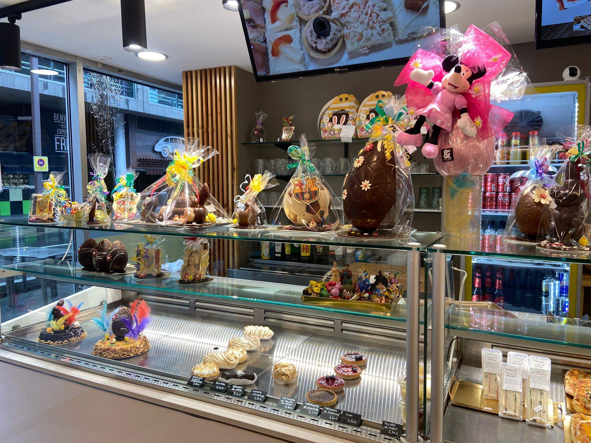 Els ous i les mones de Pasqua, exposades al Sucre i Salat.