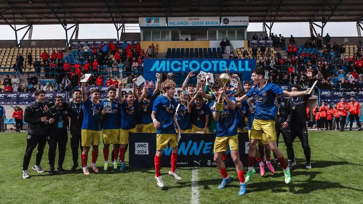 L'equip U18 celebra el títol de campió a l'estadi de Palamós, una de les seus principals del MIC. 