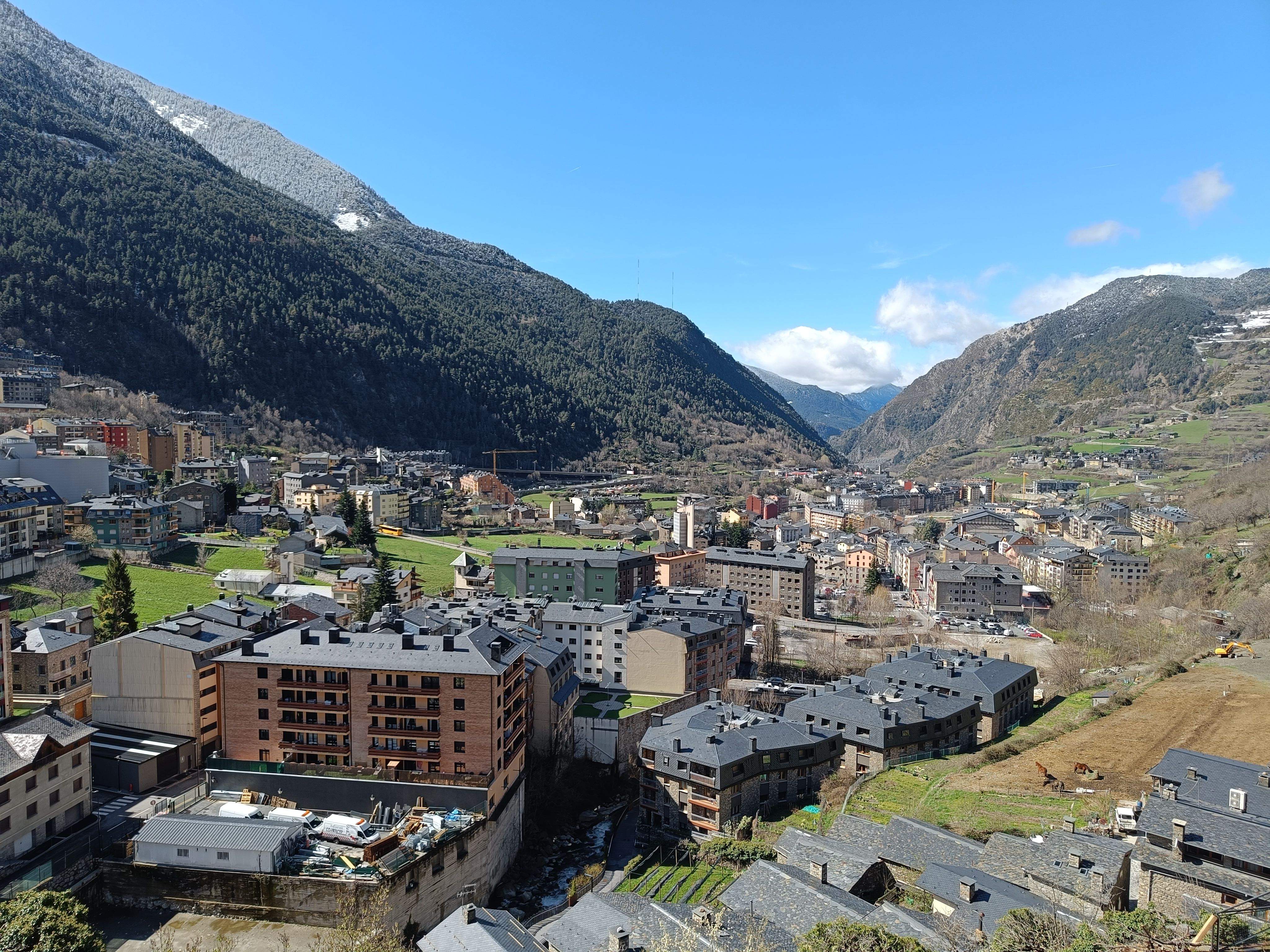 Vista del poble d'Encamp des de les Bons.