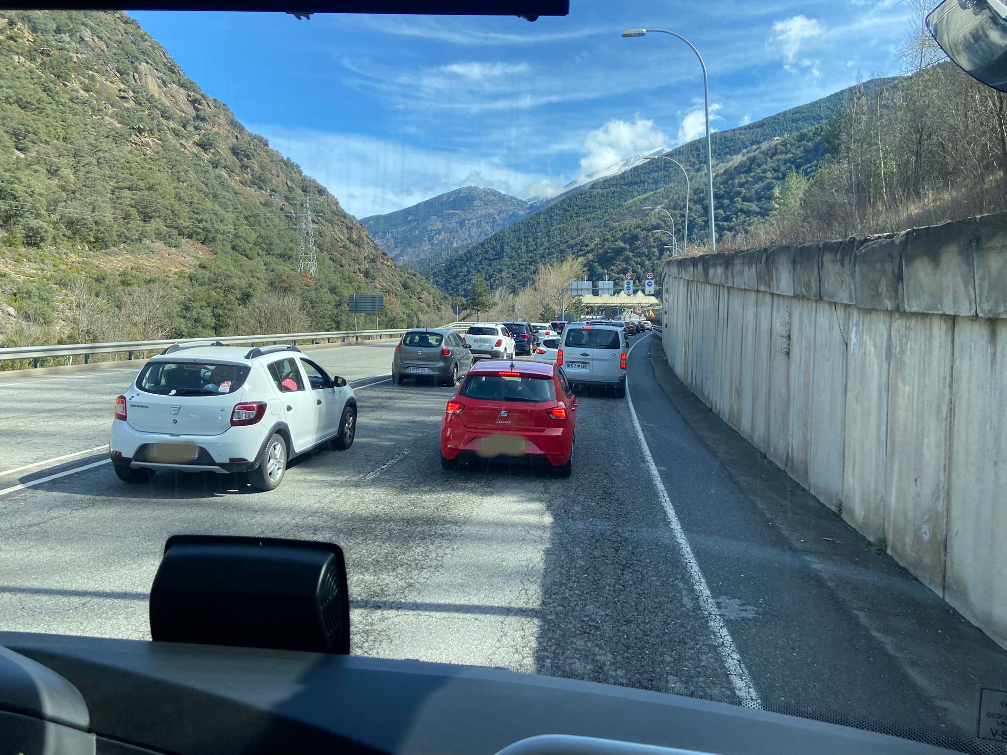 Vehicles fent cua per entrar al país el cap de setmana passat.
