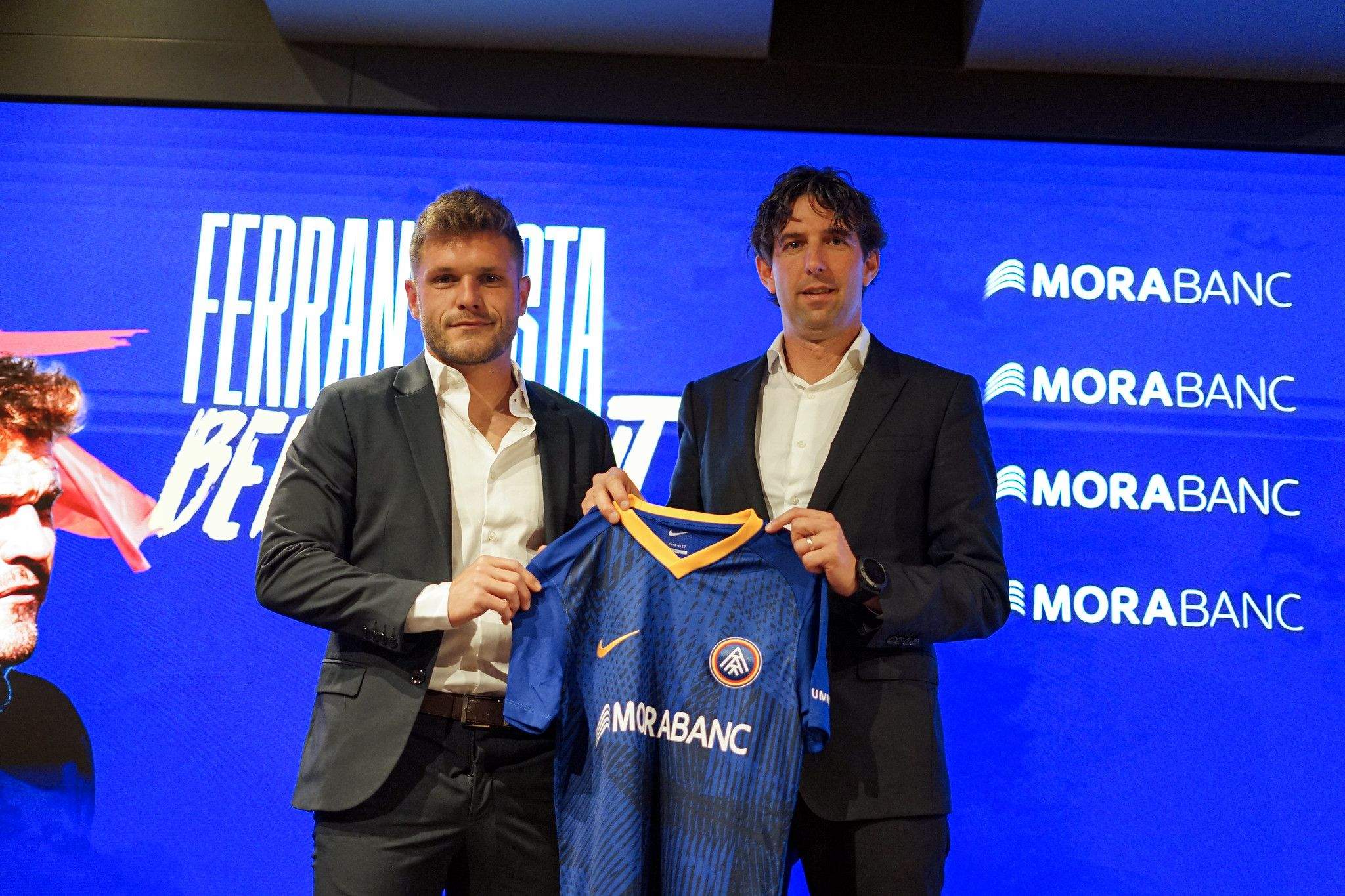 FERRAN COSTA, LLUINT LA SAMARRETA DE L'FC ANDORRA AMB JAUME NOGUÉS.