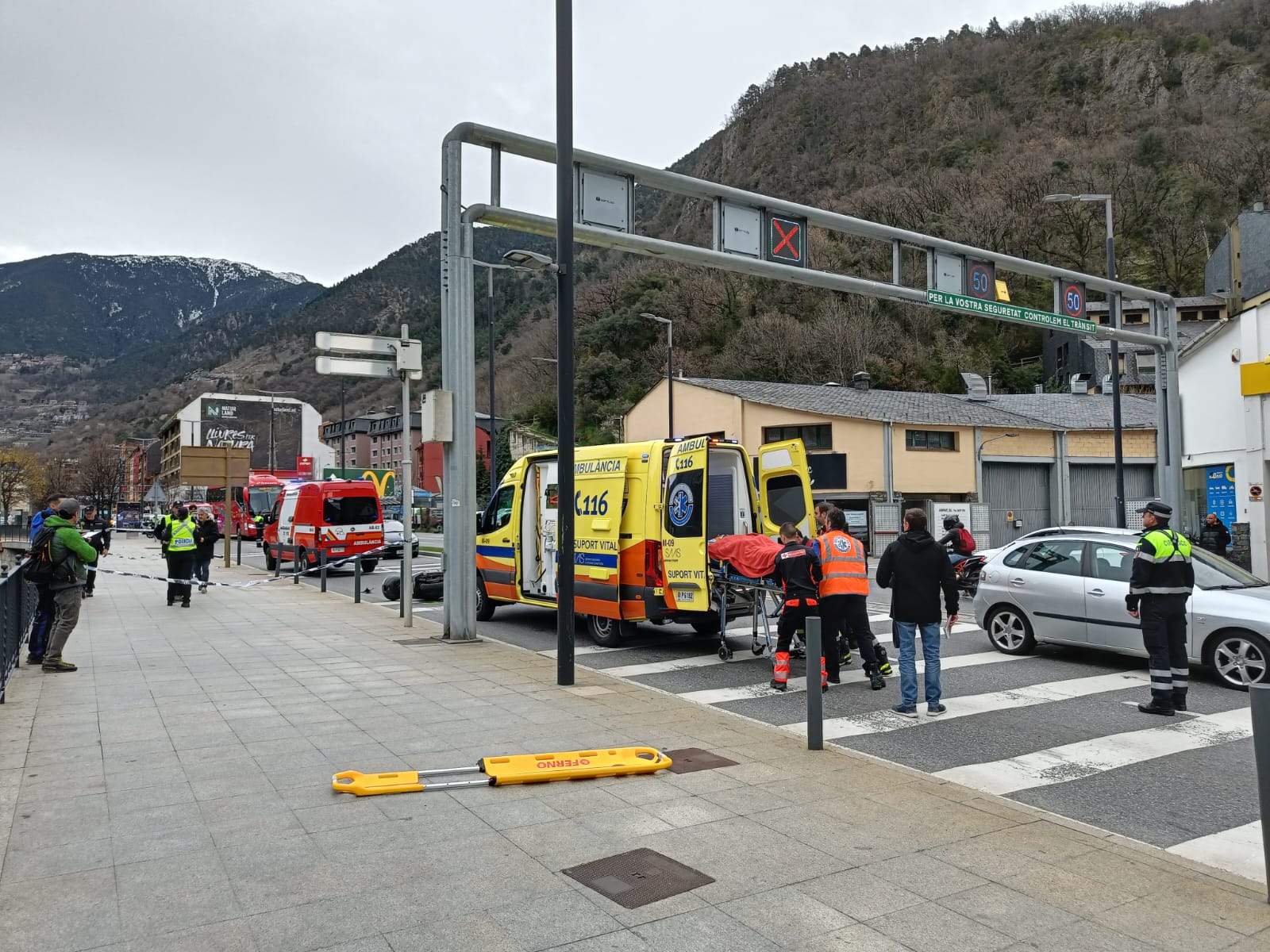 L'ambulància del SUM enduent se el motorista ferit a l'hospital