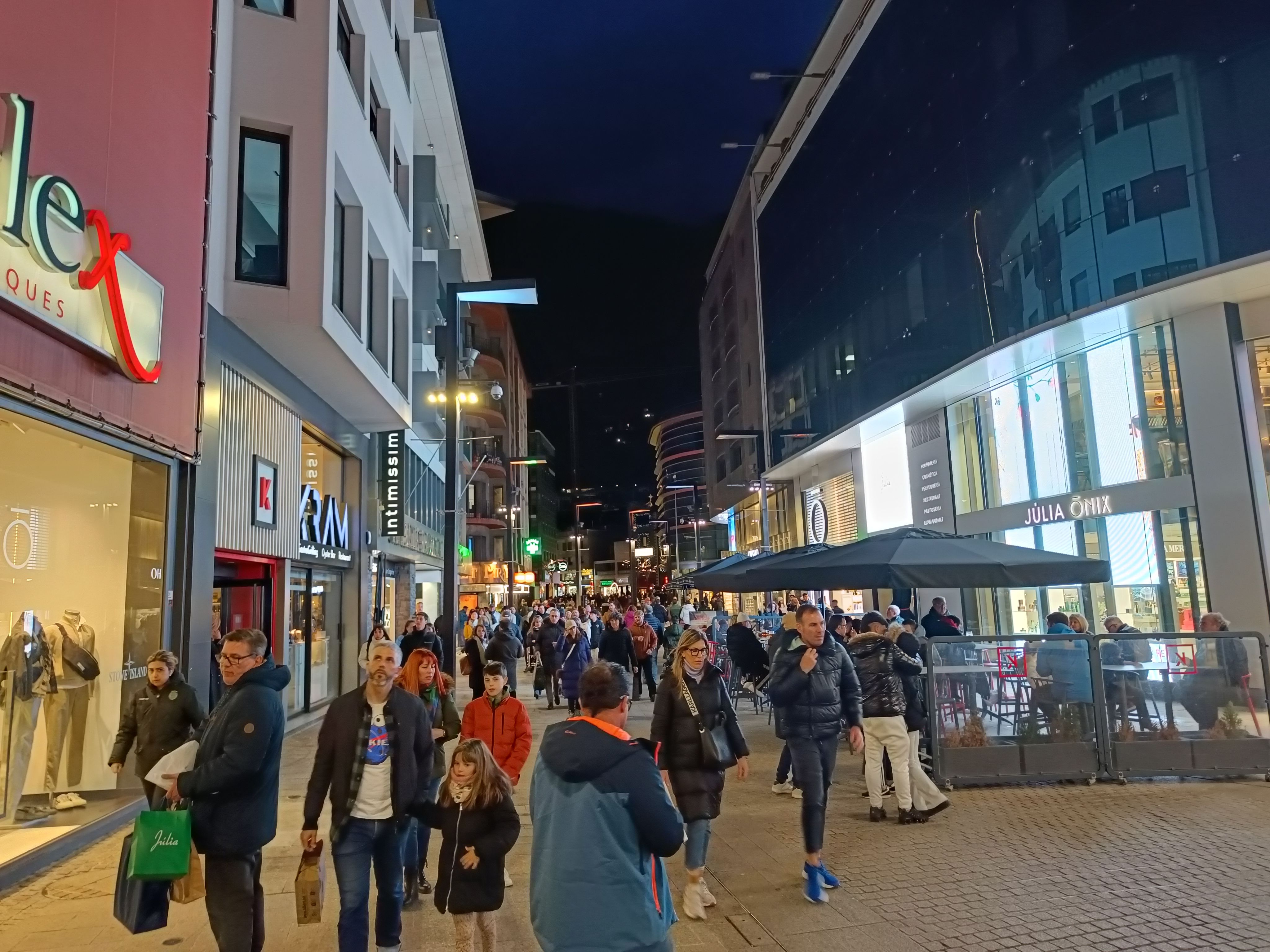 Turistes a l'avinguda Meritxell durant els dies de Pasqua.