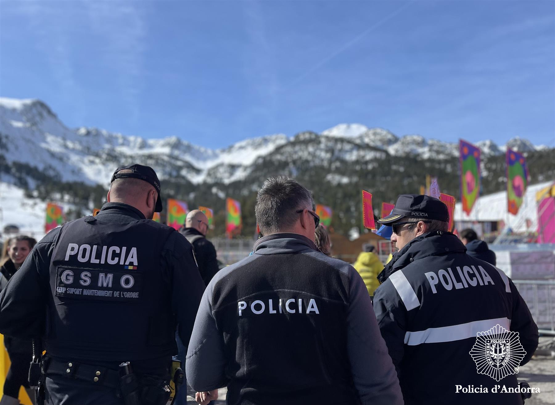 Policies desplegats ja al recinte del festival. Policies desplegats ja al recinte del festival.