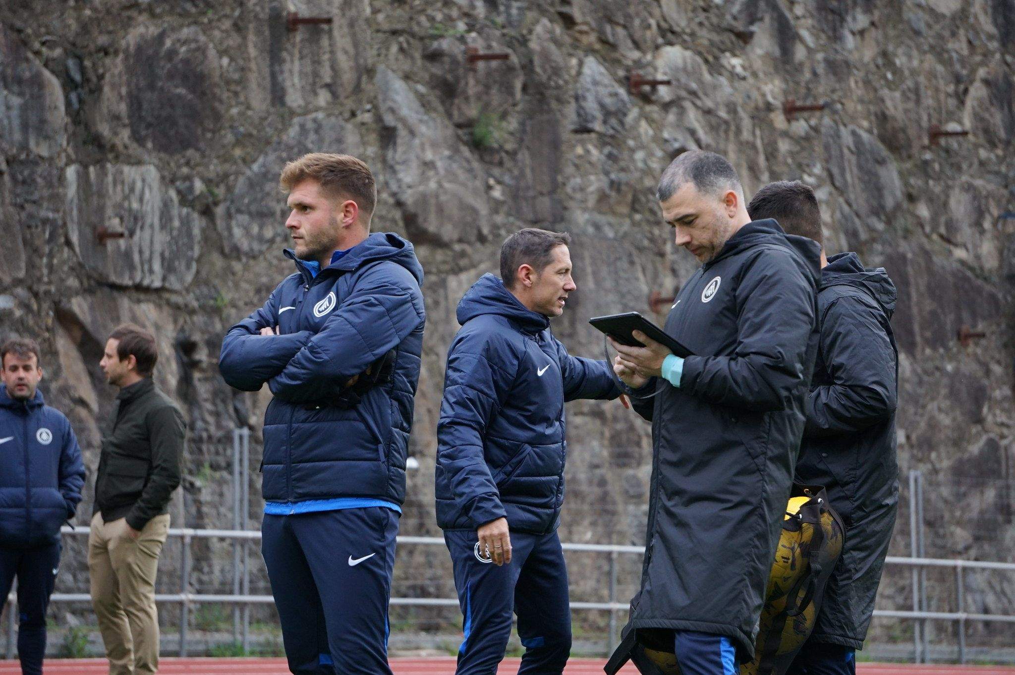 Ferran Costa i el segon entrenador, Marcos Reina, amb Toni Astorgano al fons. La portaveu del Sindicat, Rebeca Bonache.