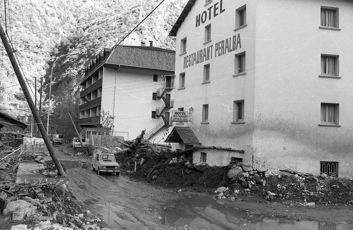 El rastre dels aiguats del 1982 a l'hotel Peralba. // Felix Peig / Arxiu Nacional d'Andorra
