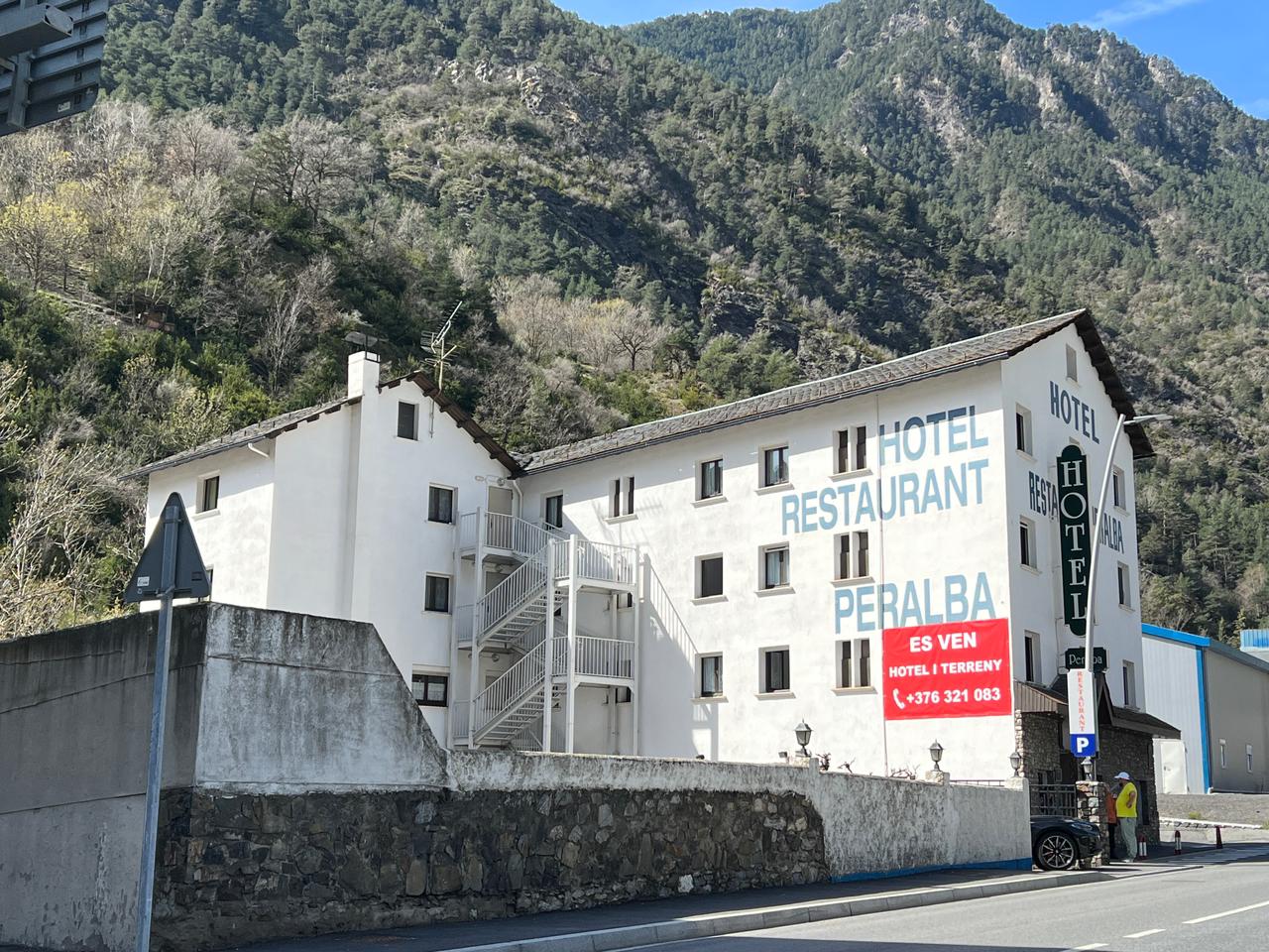 L'hotel Peralba amb el cartell que anuncia que està en venda.