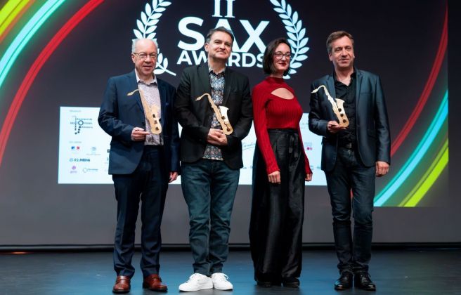 Els premiats de la segona edició dels Sax Awards, amb la dissenyadora del trofeu, l'andorrana Emma Regada.