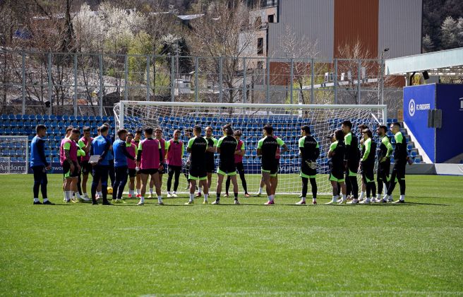 Els jugadors de l'FC Andorra, reunits amb el nou cos tècnic al Nacional. 