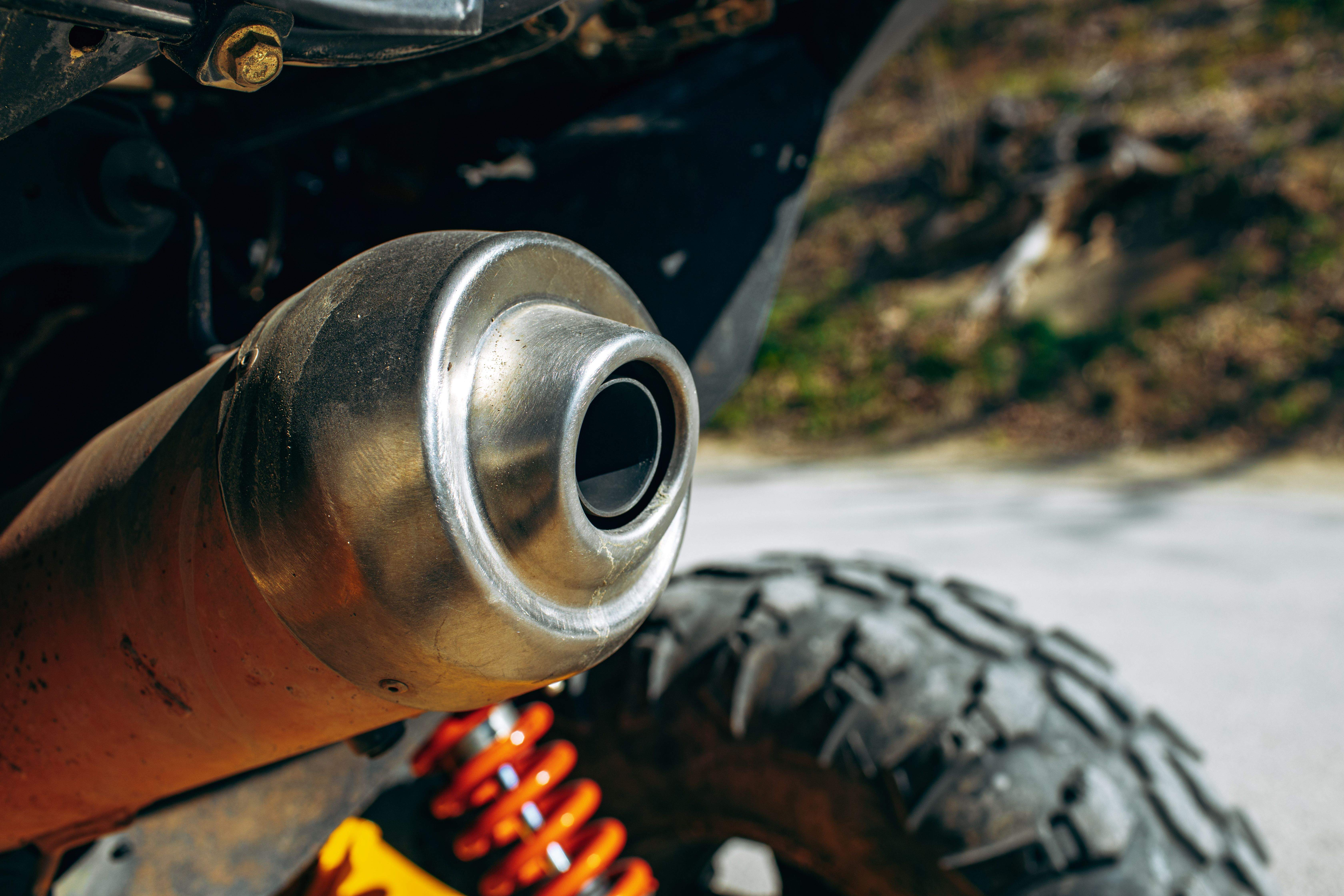 El tub d'escapament d'una moto.