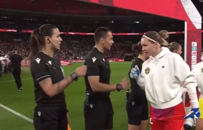 Salutacions prèvies al partit entre la portera sueca, Jennifer Falk, i l'equip arbitral.