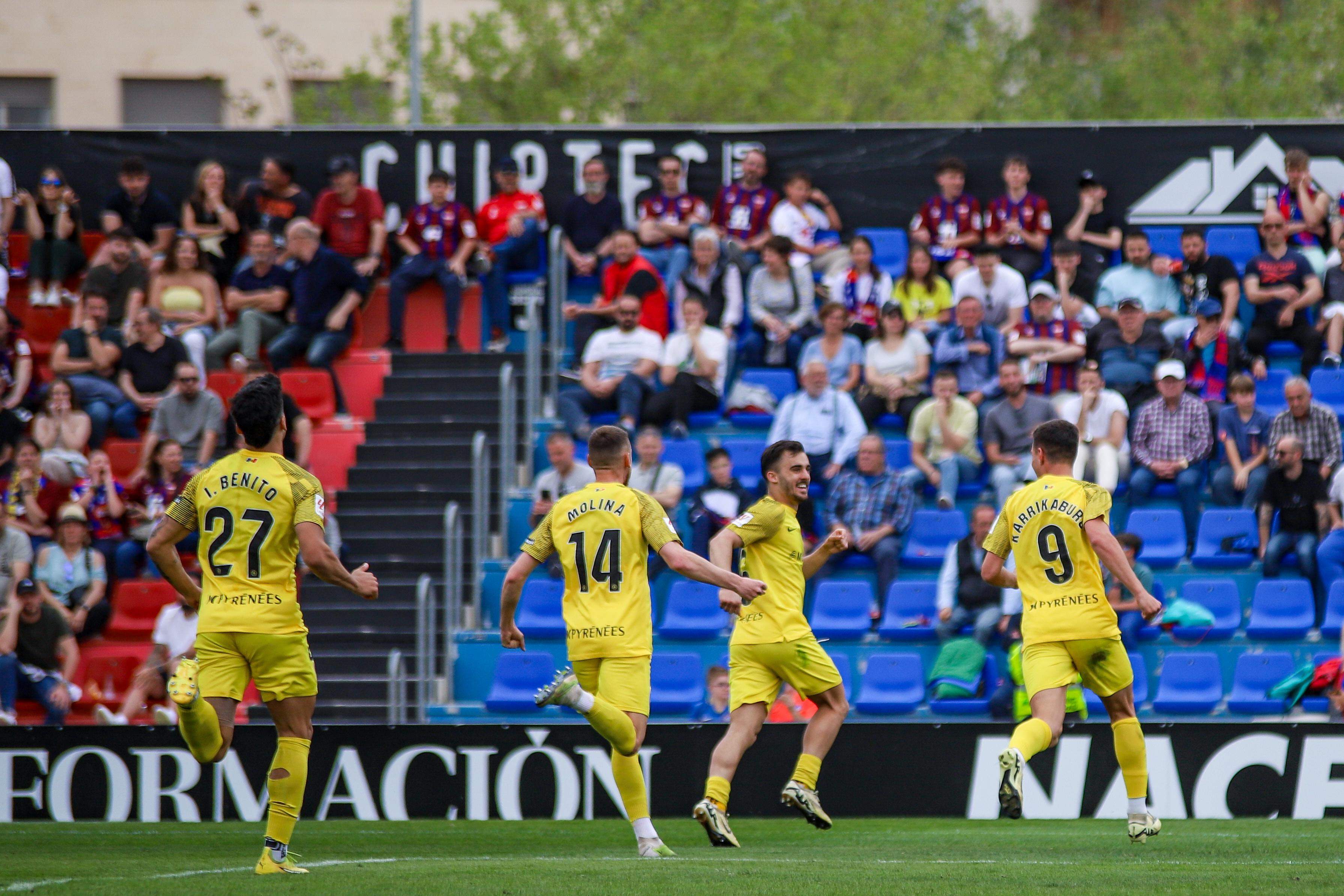 Els tricolors, avui de groc, celebrant el gol de penal de Karrikaburu.