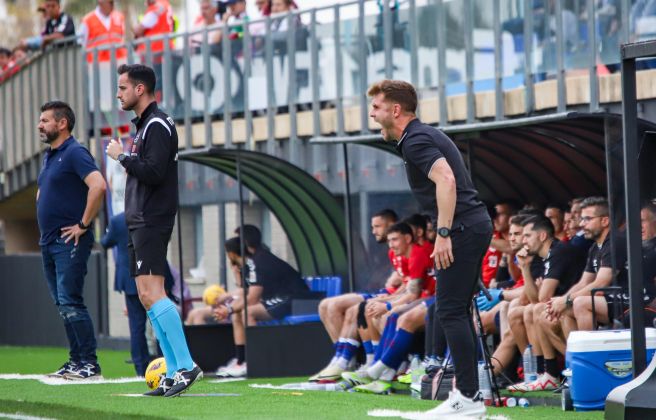 Ferran Costa ha estat molt actiu des de la banqueta en el seu debut en el futbol professional.