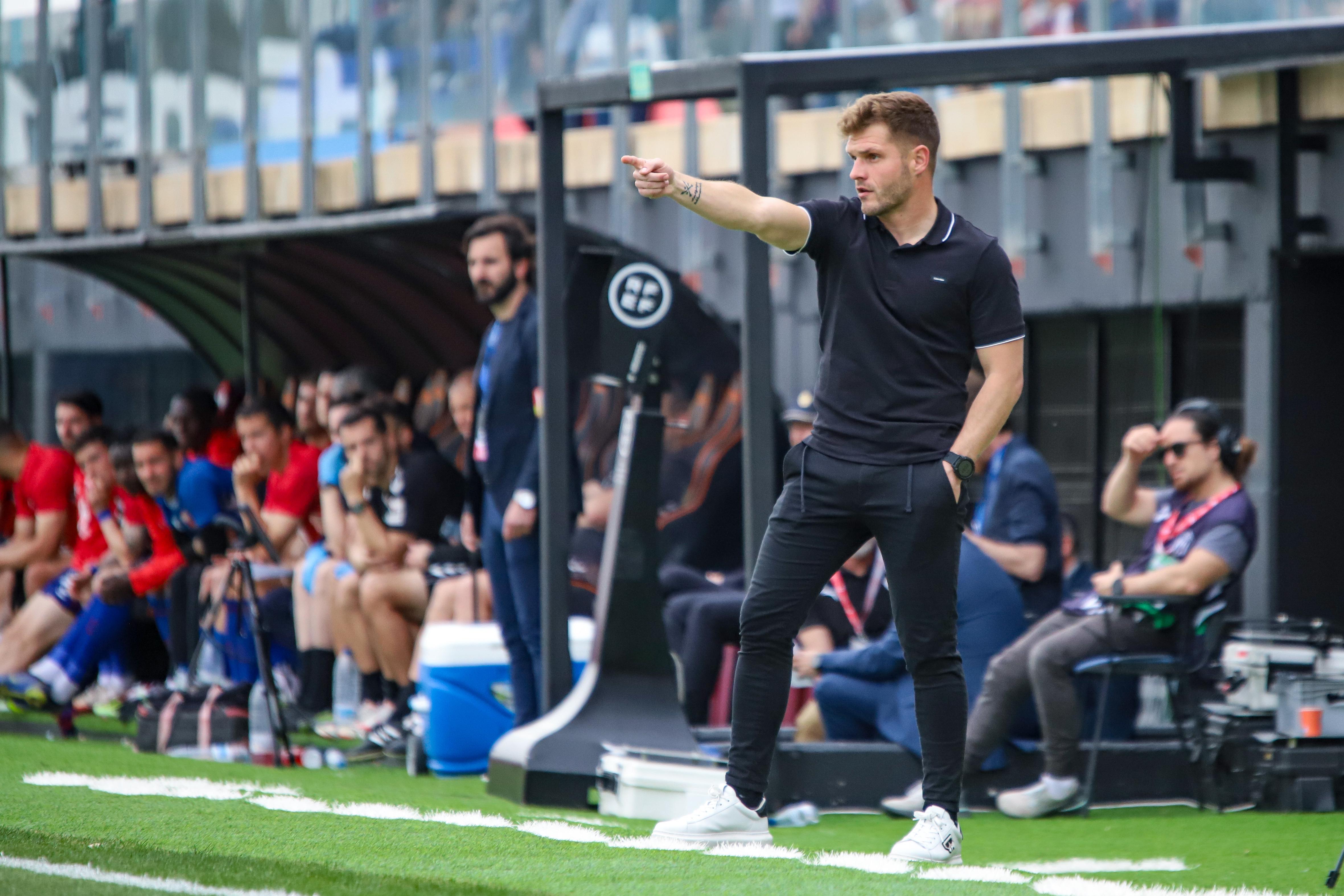 Ferran Costa, donant ordres en el dia del seu debut a la banqueta de l'FC Andorra.
