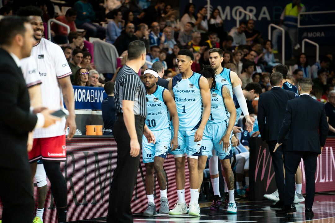 Harding, Tyson Pérez, Okoye i Maric, en disposició de sortir d'inici. La portaveu del Sindicat, Rebeca Bonache.