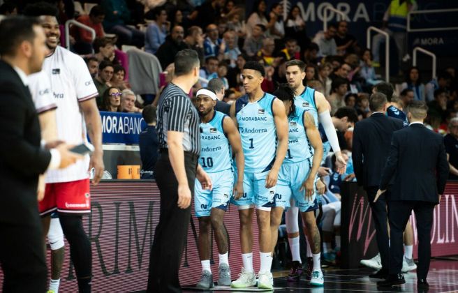 Harding, Tyson Pérez, Okoye i Maric, en disposició de sortir d'inici. Harding, Tyson Pérez, Okoye i Maric, en disposició de sortir d'inici.