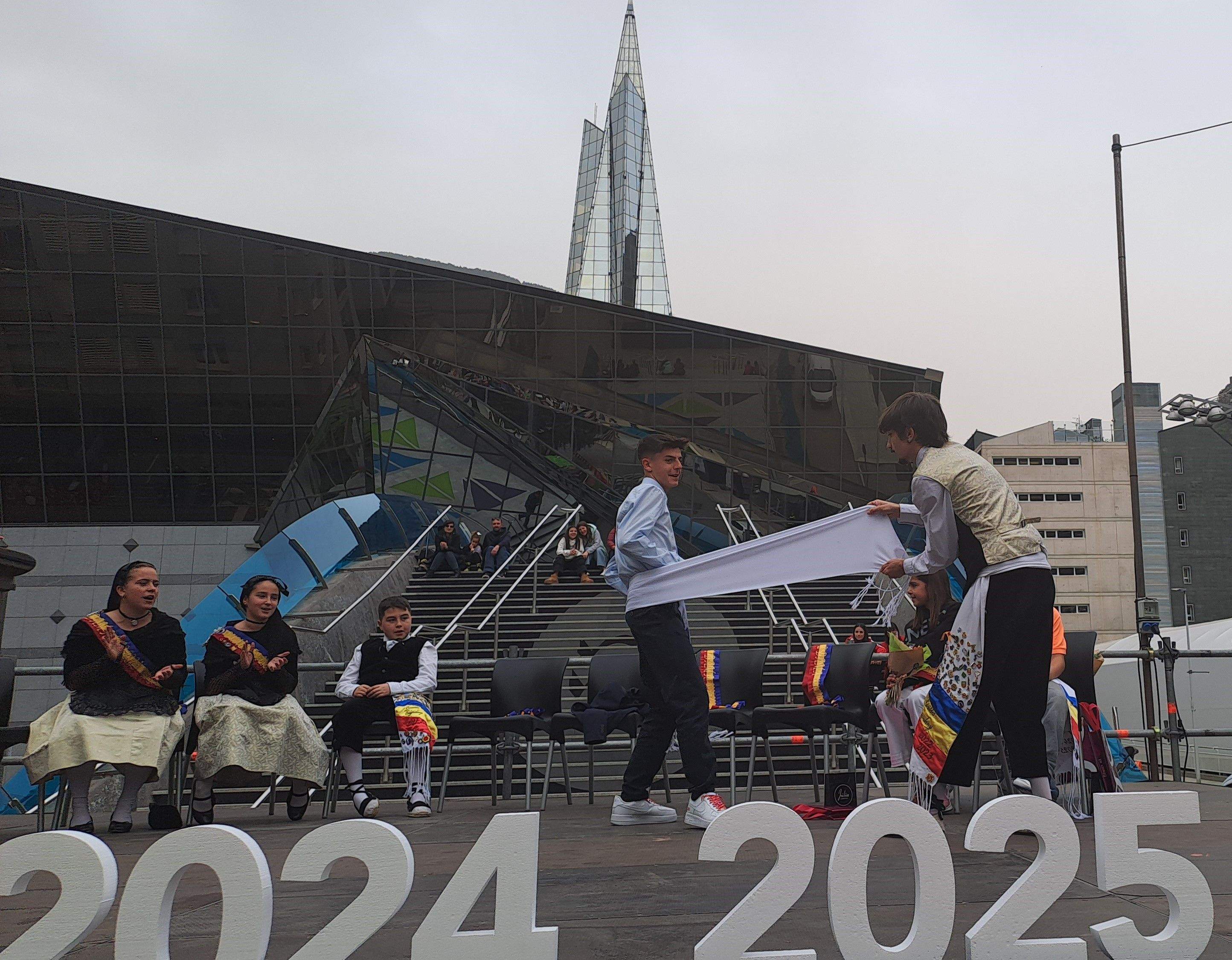 El nou hereu posant-se la banda. El nou hereu posant-se la banda.