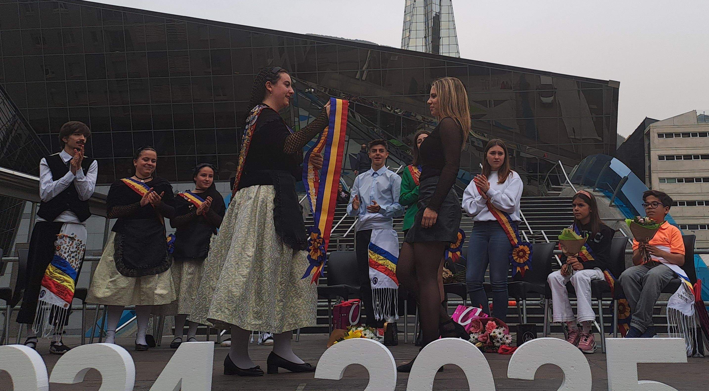 La nova pubilla rep la banda. La nova pubilla rep la banda.