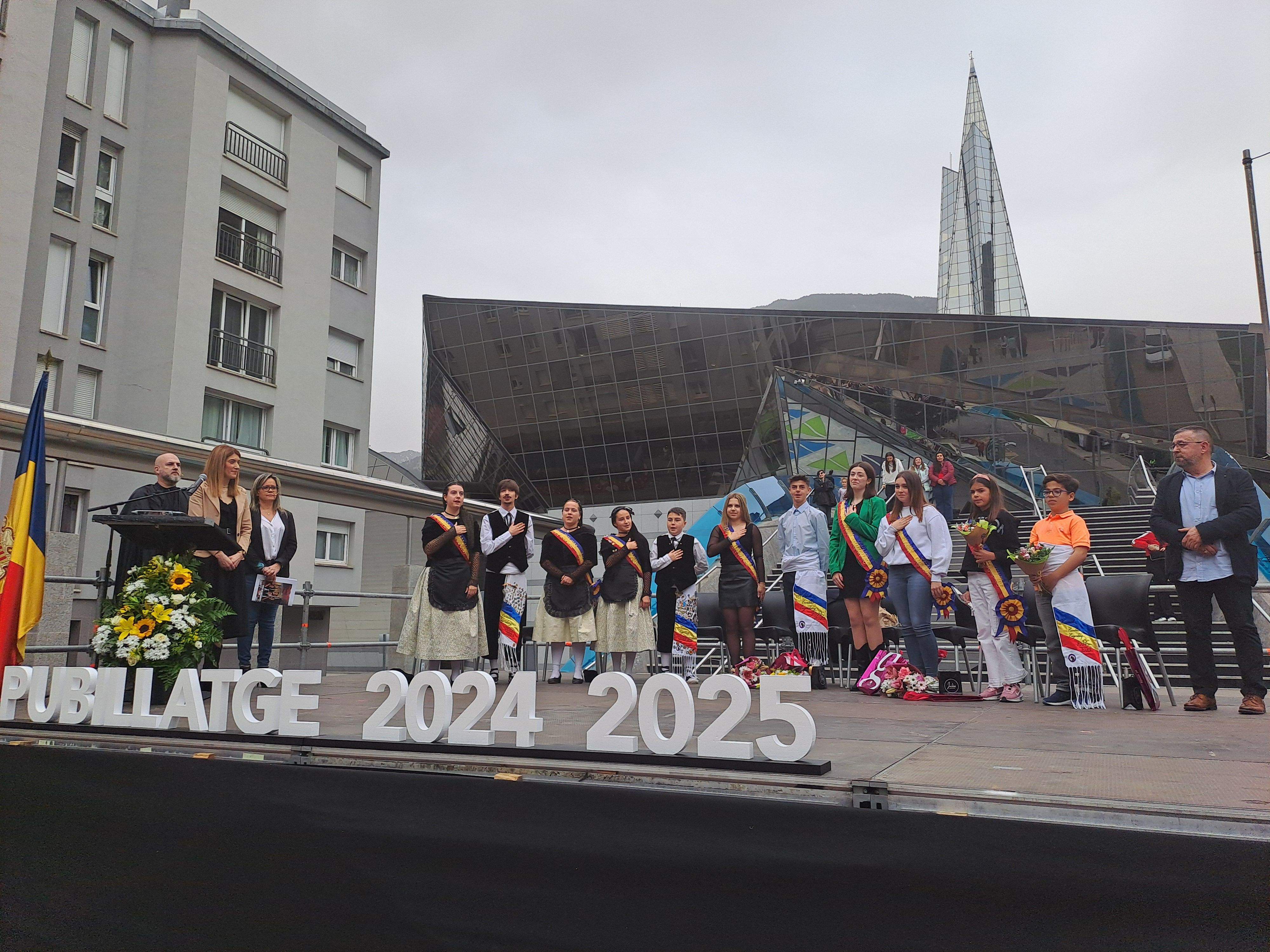 Escoltant l'himne. Escoltant l'himne.