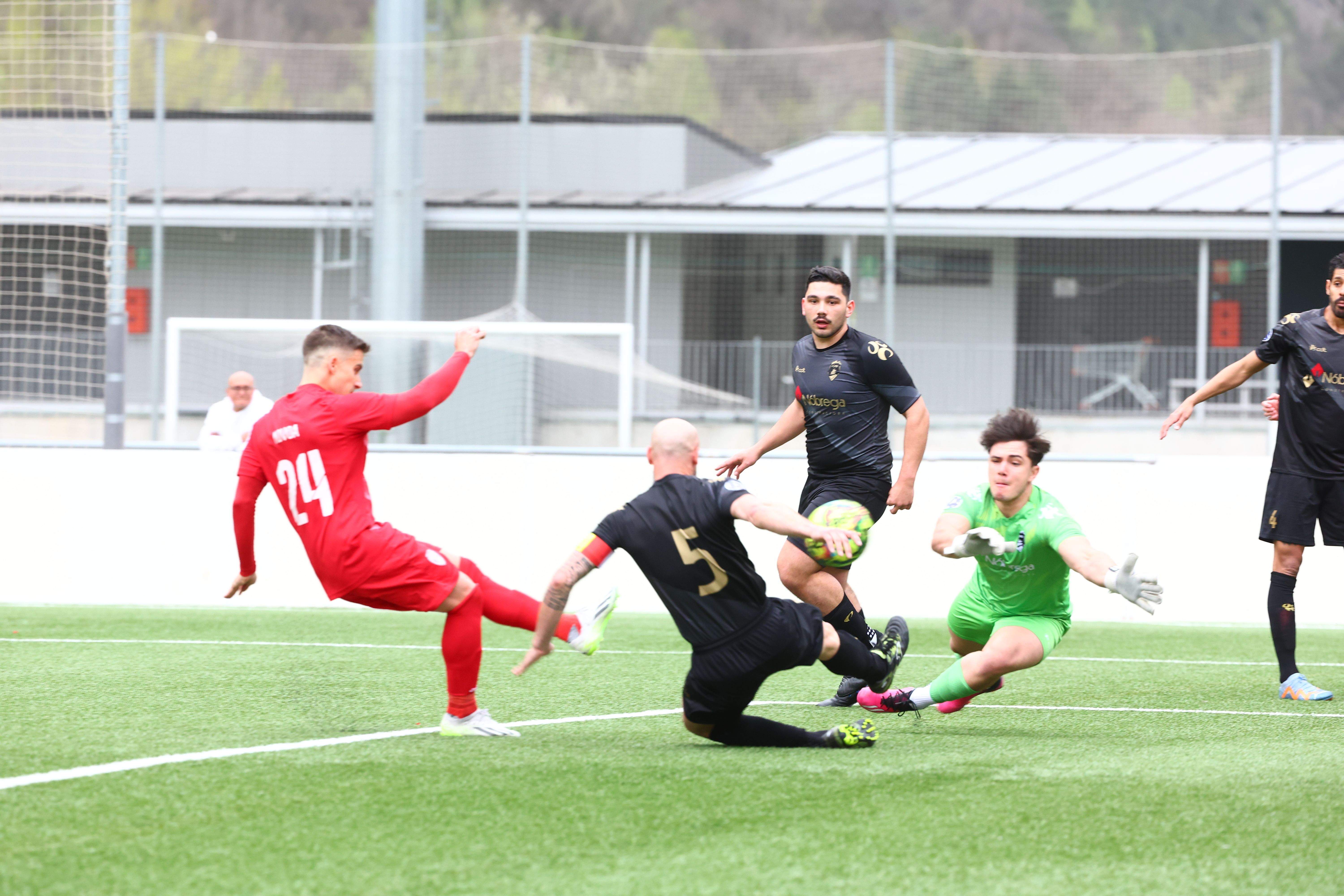 Una acció de gol entre FC Santa Coloma i Esperança.