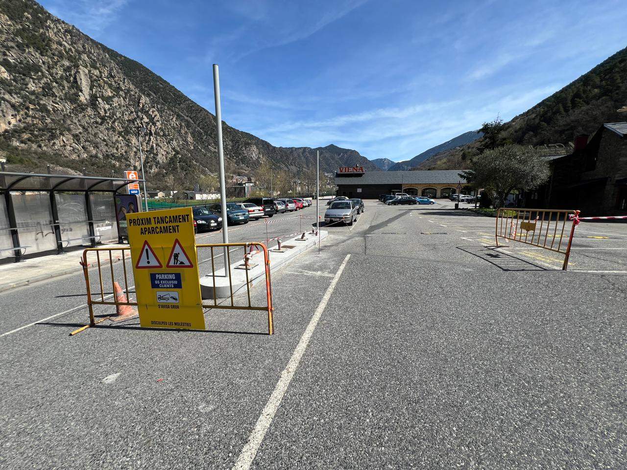 Treballs a l'entrada de l'aparcament per col·locar-hi les barreres.