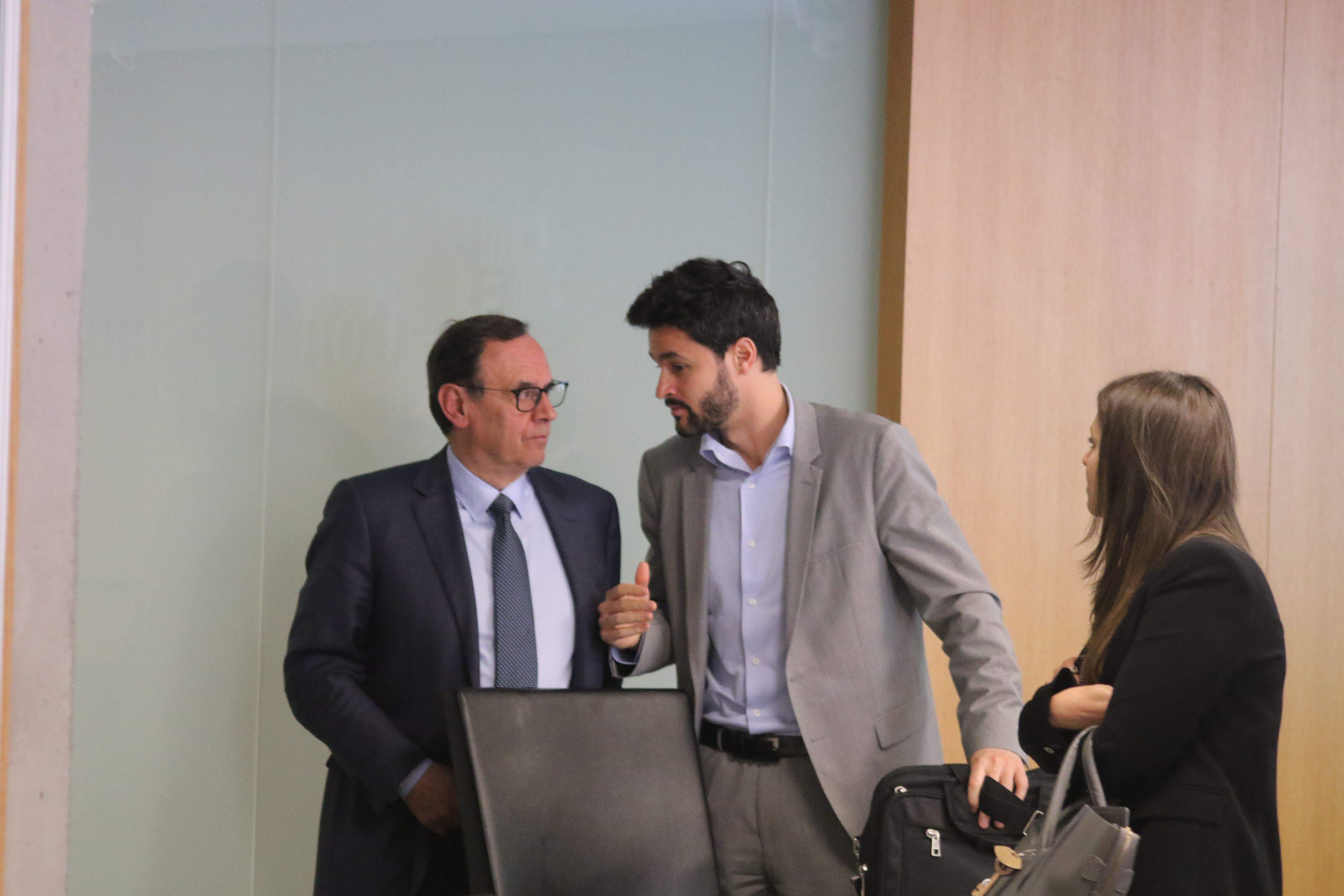 Jordi Jordana i Cerni Escalé, observats per Meritxell López, han protagonitzat una picabaralla dialèctica.