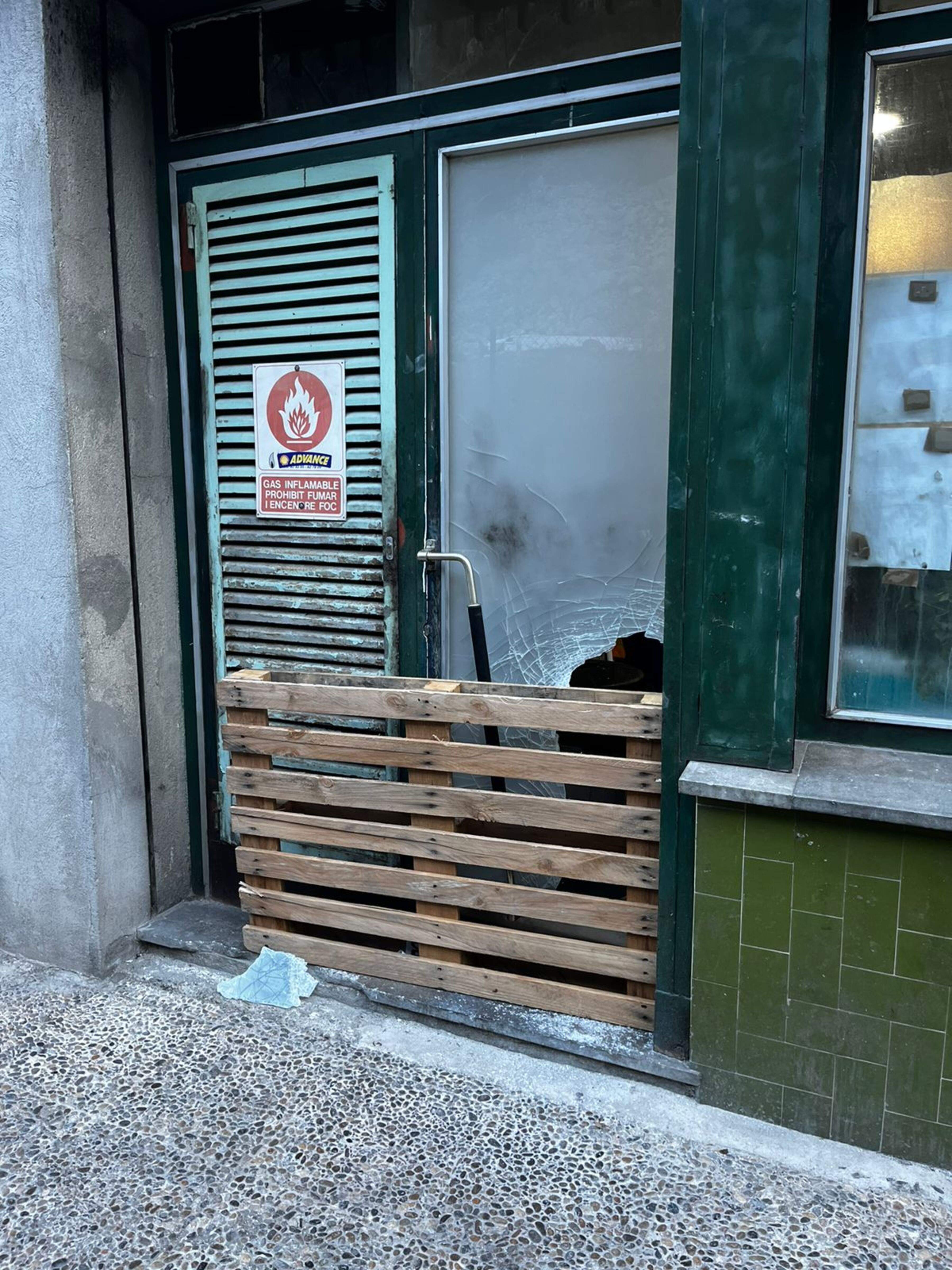 El vidre que van trencar per entrar dins el restaurant. El vidre que van trencar per entrar dins el restaurant.