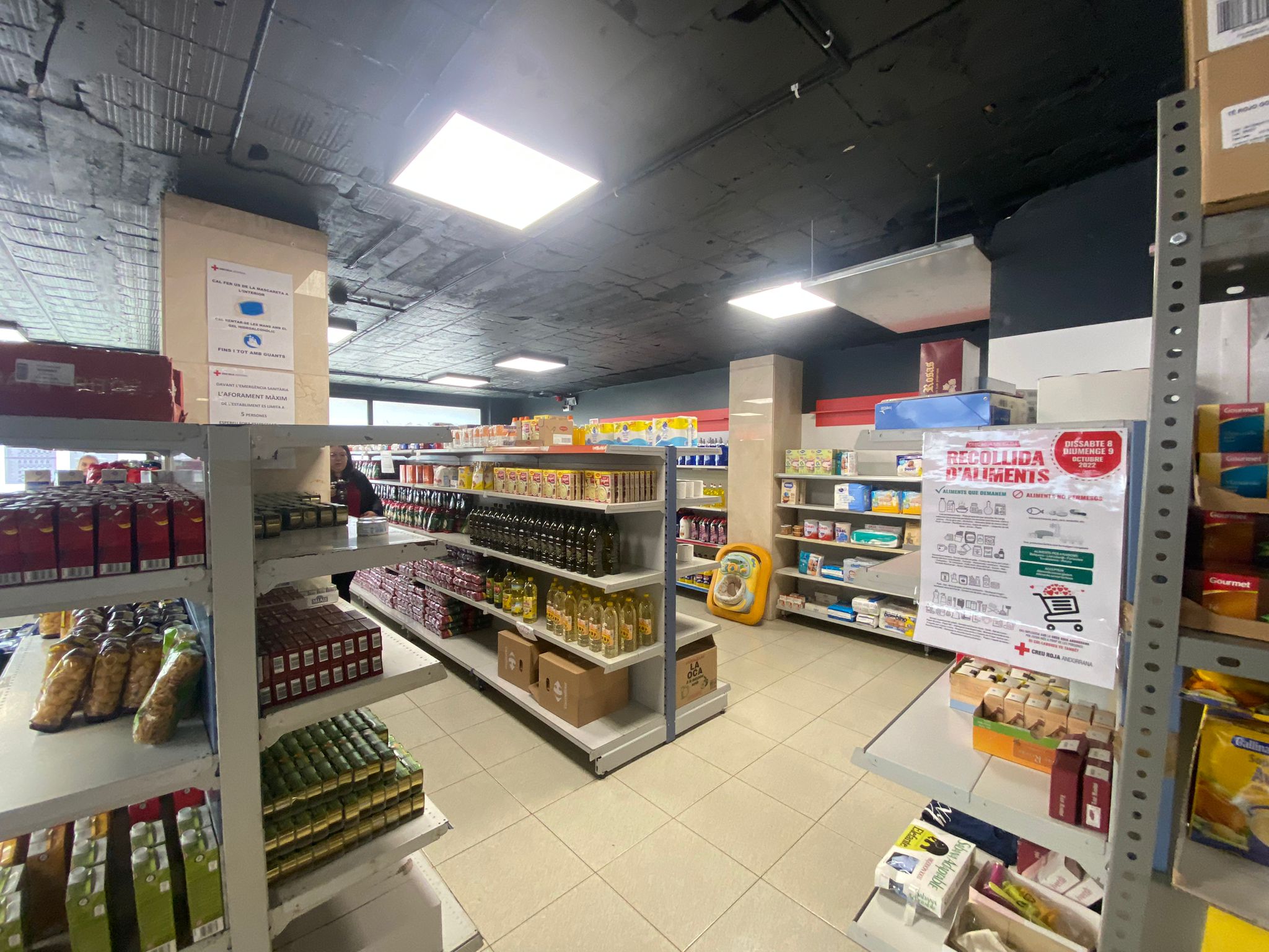 Aquests són els passadissos de la botiga solidària de la Creu Roja.