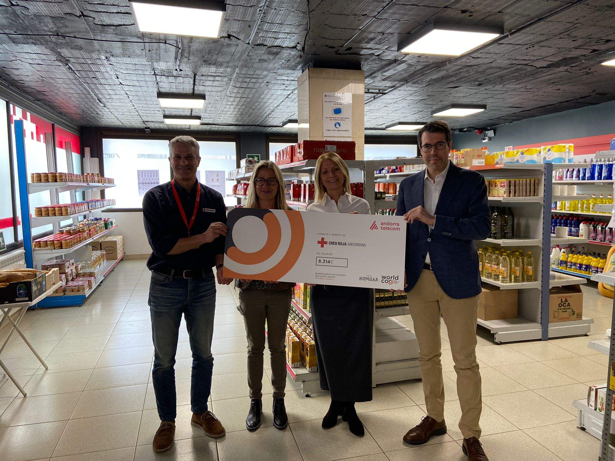 Representants d'Andorra Telecom, Creu Roja i Bomosa, durant l'entrega del xec de 8.314€. La portaveu del Sindicat, Rebeca Bonache.