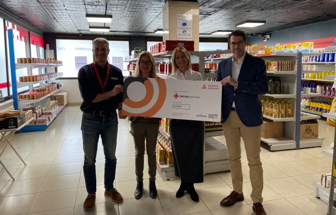 Representants d'Andorra Telecom, Creu Roja i Bomosa, durant l'entrega del xec de 8.314€. Representants d'Andorra Telecom, Creu Roja i Bomosa, durant l'entrega del xec de 8.314€.