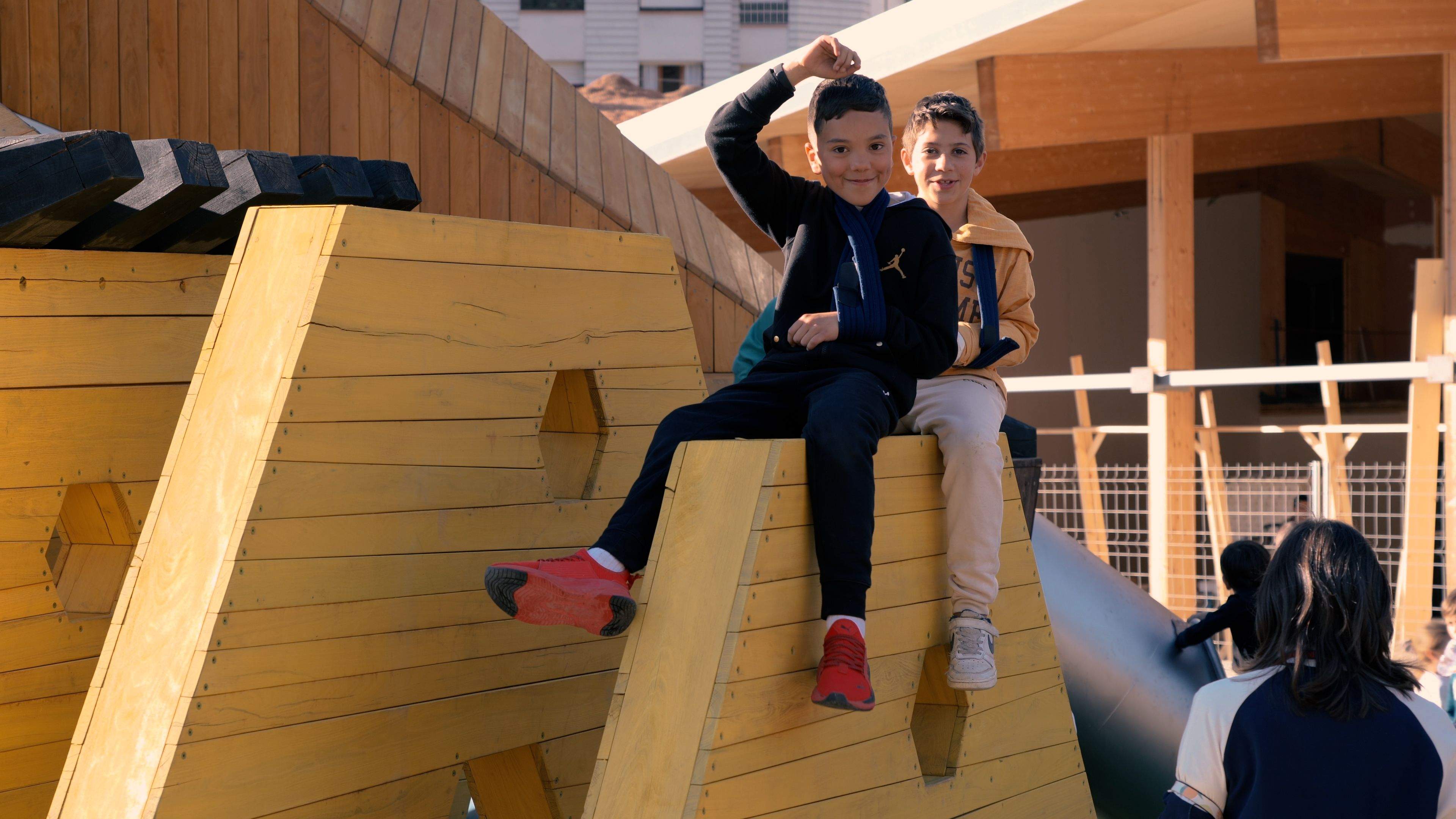 Dos infants a un dels llocs del parc. Dos infants a un dels llocs del parc.